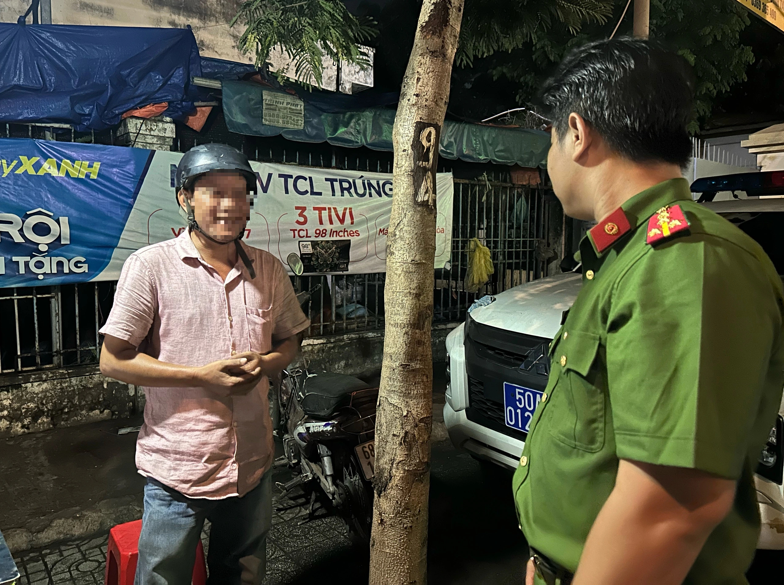 Bị CSGT TP.HCM phạt nồng độ cồn, người đàn ông bất hợp tác: 'Anh đừng hỏi nữa!' - Ảnh 2. Bị CSGT TP.HCM phạt nồng độ cồn, người đàn ông bất hợp tác: 'Anh đừng hỏi nữa!' - Ảnh 2.