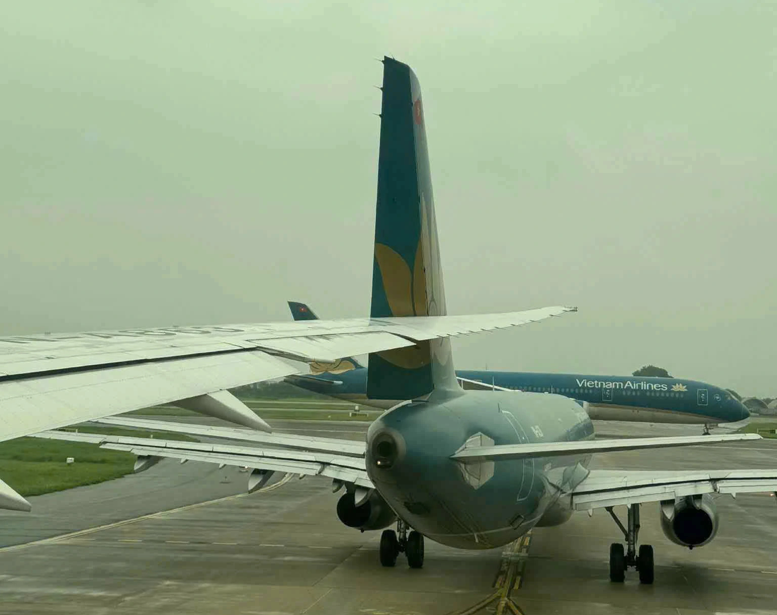 Hai máy bay B787 và A321 va chạm tại Nội Bài gây hư hỏng nghiêm trọng - Ảnh 1. Hai máy bay B787 và A321 va chạm tại Nội Bài gây hư hỏng nghiêm trọng - Ảnh 1.