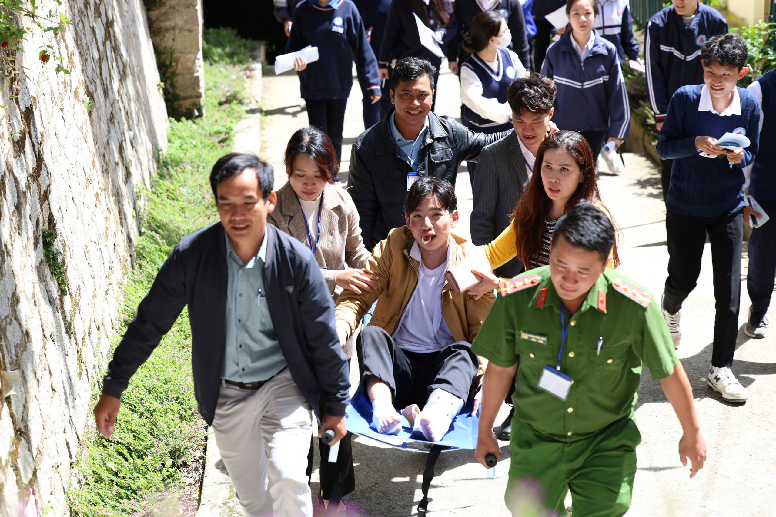 Polis trafik segera membantu seorang calon melengkapkan peperiksaan tamat pengajian sekolah menengah 2025 selepas kemalangan - Foto 1. CSGT kịp thời cứu giúp thí sinh hoàn thành thi tốt nghiệp THPT 2025 sau tai nạn - Ảnh 1.
