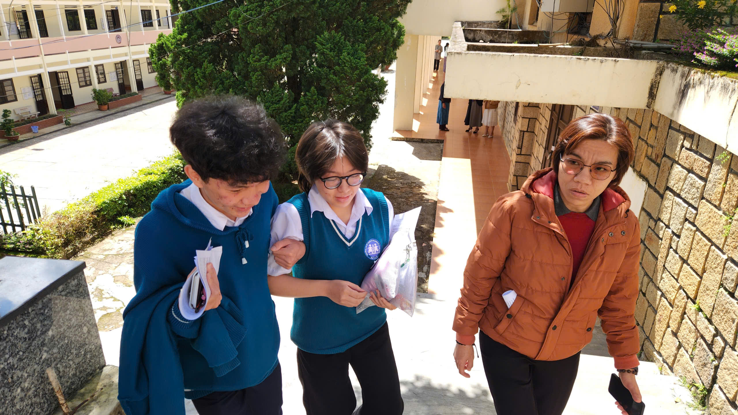 Polis trafik segera membantu seorang calon menyelesaikan peperiksaan tamat pengajian sekolah menengah 2025 selepas kemalangan - Foto 2. CSGT kịp thời cứu giúp thí sinh hoàn thành thi tốt nghiệp THPT 2025 sau tai nạn - Ảnh 2.