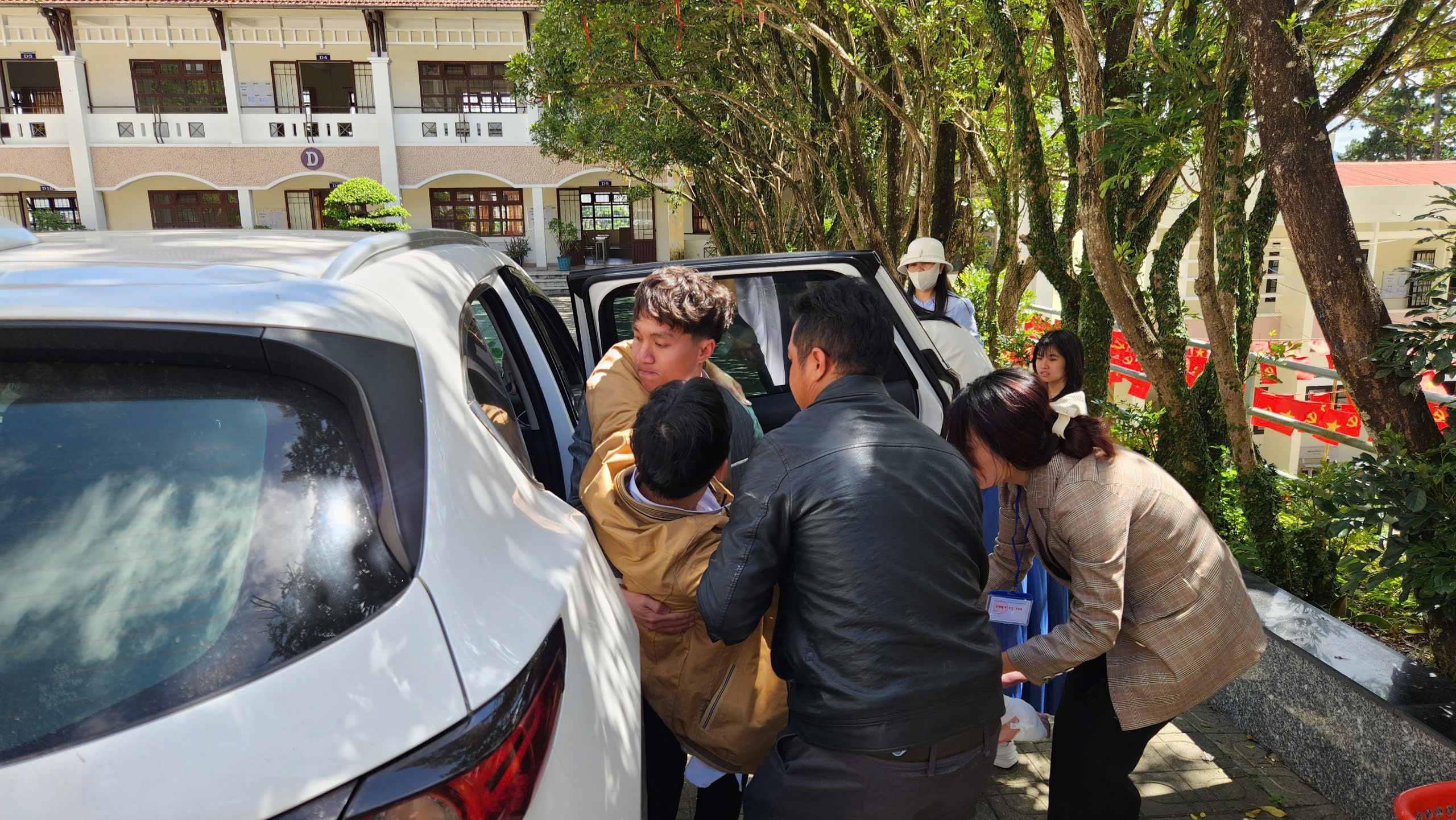 Polis trafik segera membantu seorang calon menyelesaikan peperiksaan tamat pengajian sekolah menengah 2025 selepas kemalangan - Foto 4. CSGT kịp thời cứu giúp thí sinh hoàn thành thi tốt nghiệp THPT 2025 sau tai nạn - Ảnh 4.
