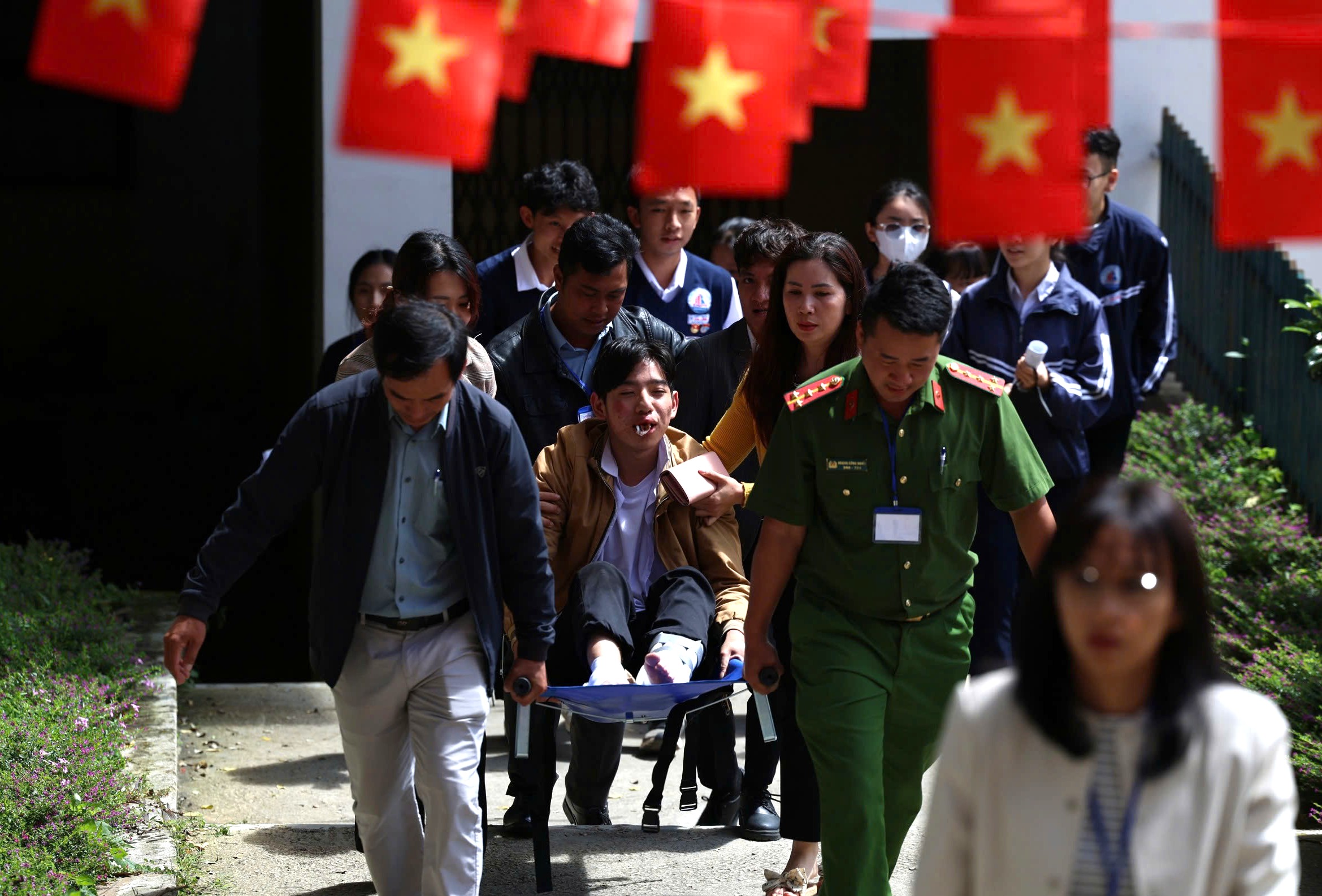 Polis trafik segera membantu seorang calon menyelesaikan peperiksaan tamat pengajian sekolah menengah 2025 selepas kemalangan - Foto 3. CSGT kịp thời cứu giúp thí sinh hoàn thành thi tốt nghiệp THPT 2025 sau tai nạn - Ảnh 3.