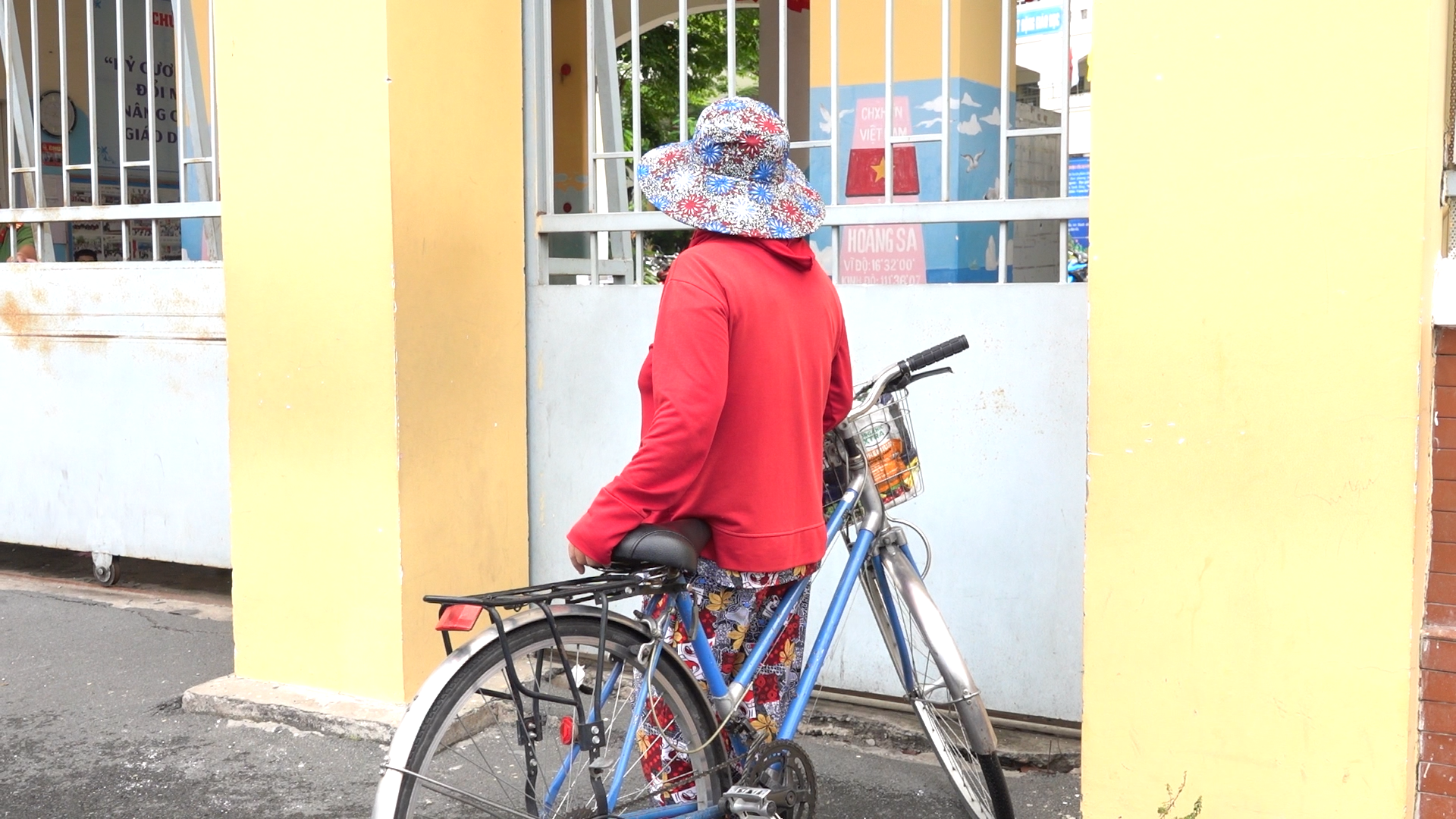 Người mẹ lặng lẽ đạp xe tiếp sức con trong kỳ thi tốt nghiệp THPT- Ảnh 1. Người mẹ lặng lẽ đạp xe tiếp sức con trong kỳ thi tốt nghiệp THPT- Ảnh 1.