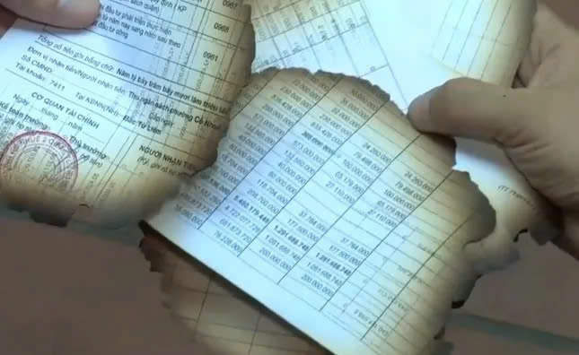 Công an TP.Hà Nội nói về vụ đốt tài liệu có dấu đỏ cạnh trụ sở phường - Ảnh 1.