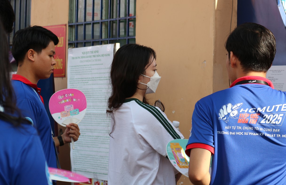 Thí sinh ngủ quên đi thi trễ được tình nguyện viên hỗ trợ kịp thời - Ảnh 3.