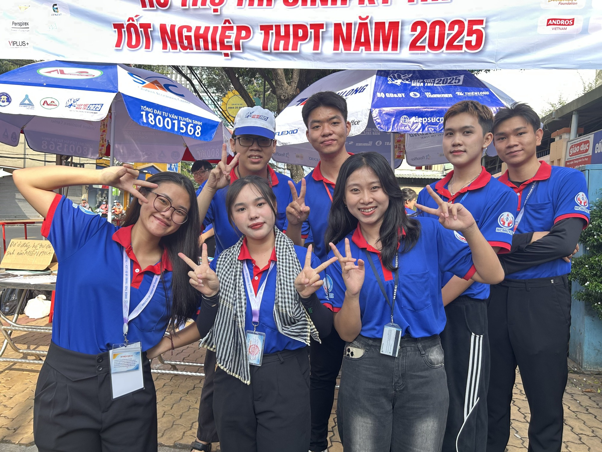 Thí sinh ngủ quên đi thi trễ được tình nguyện viên hỗ trợ kịp thời - Ảnh 7.