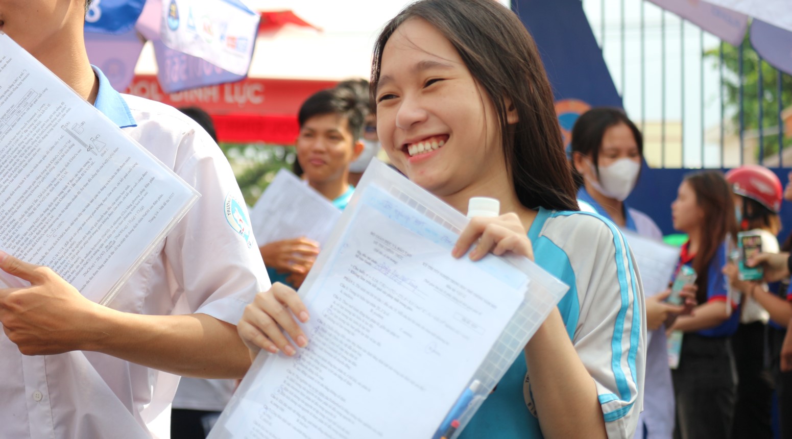Thí sinh tự tin '10 điểm trong tầm tay', gia đình chuẩn bị poster chúc mừng- Ảnh 1.