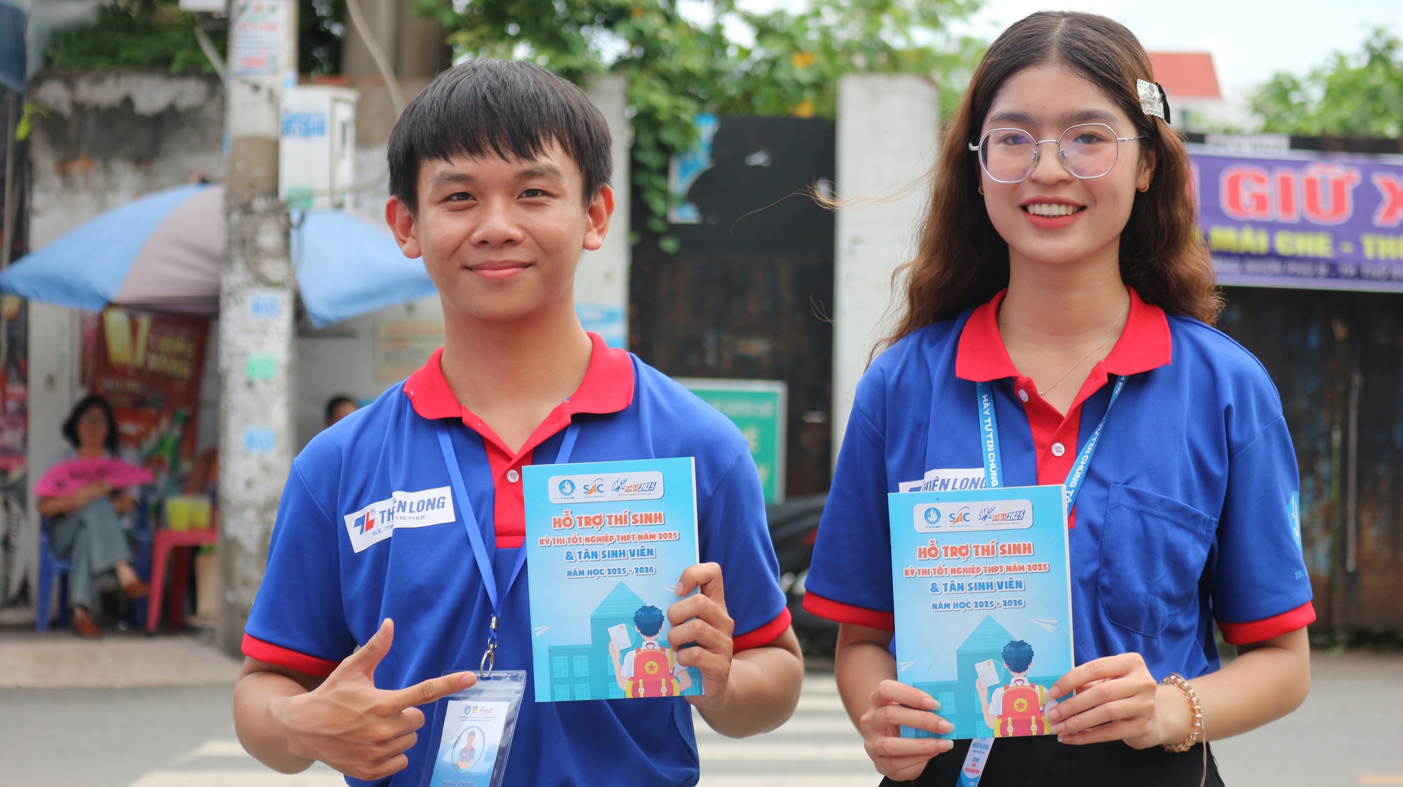 Tình nguyện viên nhiệt huyết trong mùa thi tốt nghiệp THPT - Ảnh 3.
