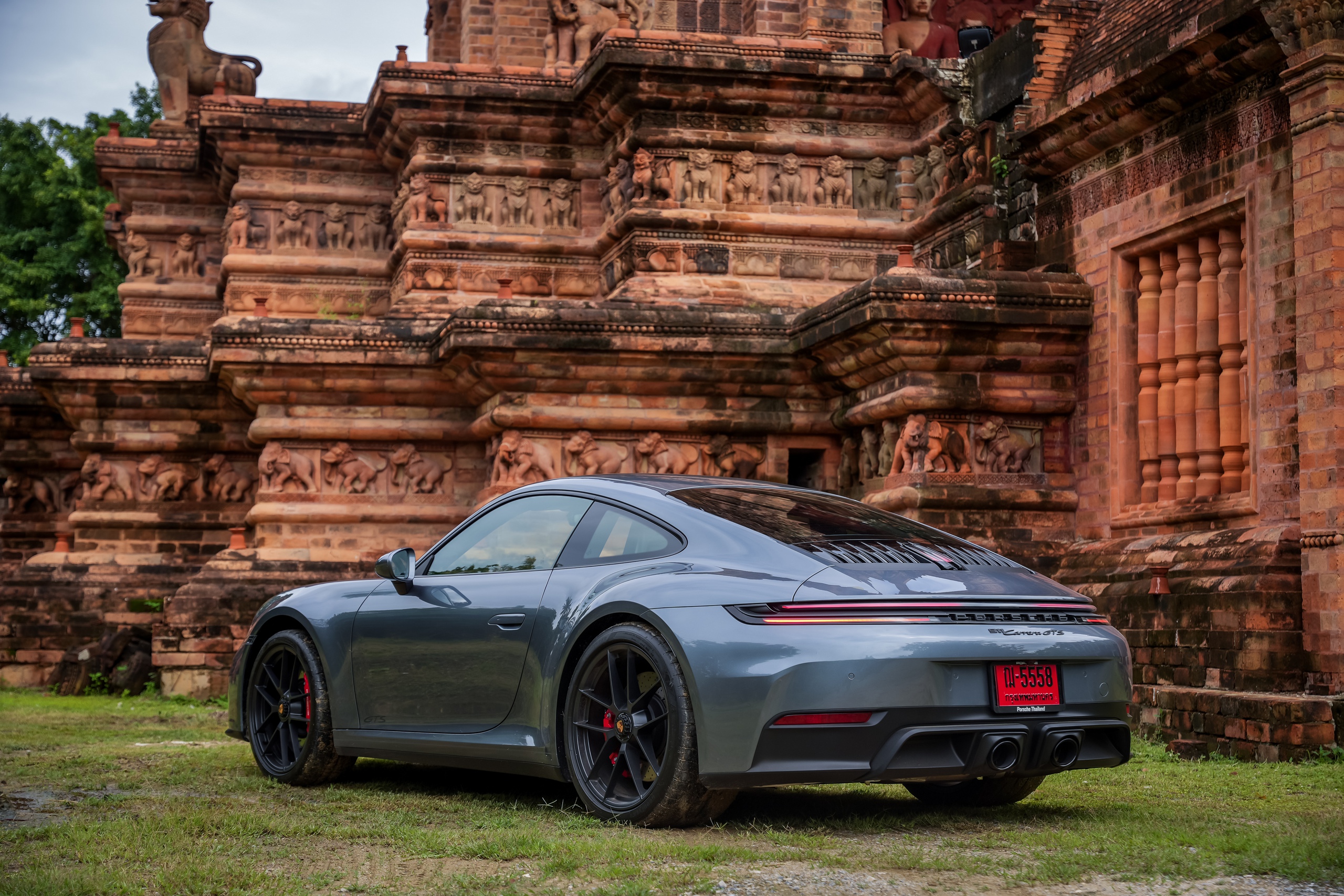 Porsche 911 GTS T-Hybrid: Giữ bản sắc, nâng tầm đẳng cấp - Ảnh 4.