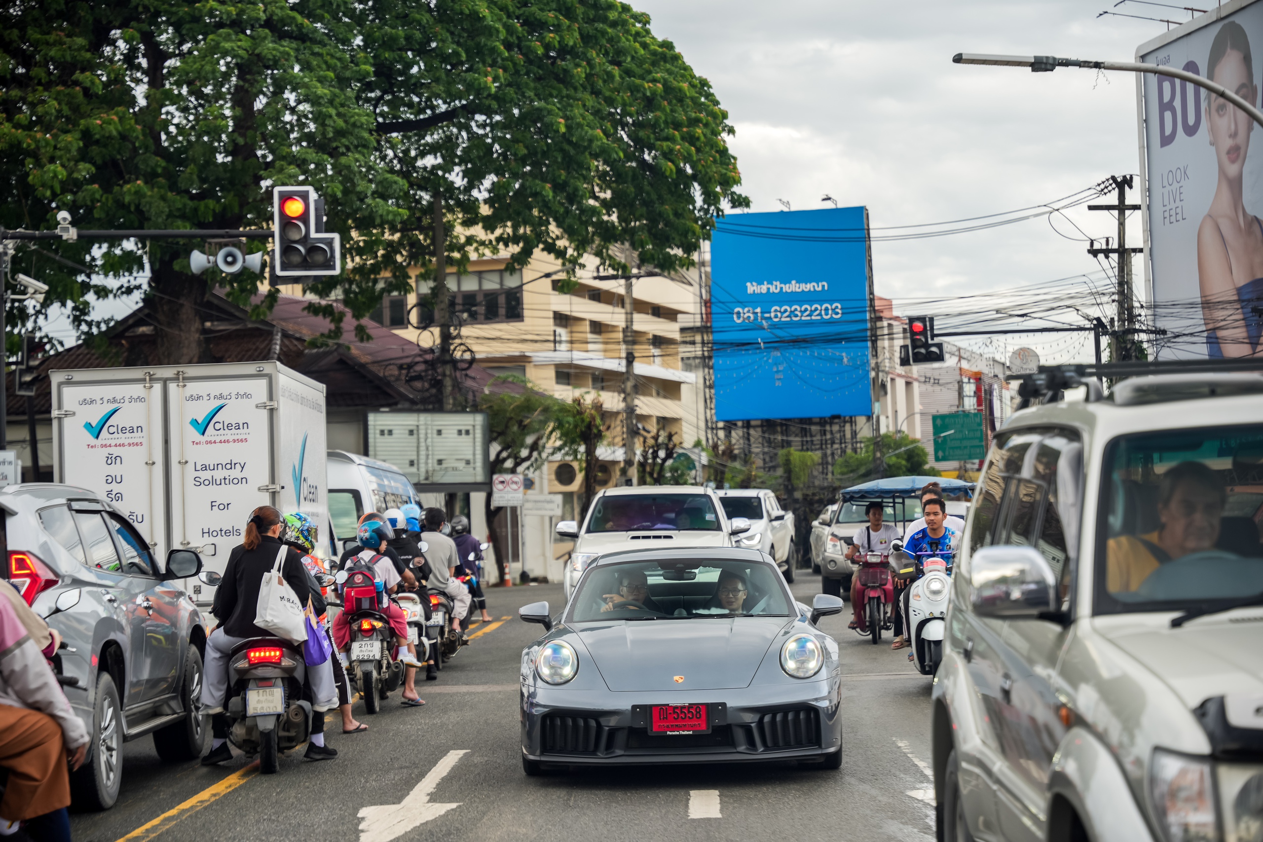 Porsche 911 GTS T-Hybrid: Giữ bản sắc, nâng tầm đẳng cấp - Ảnh 11.