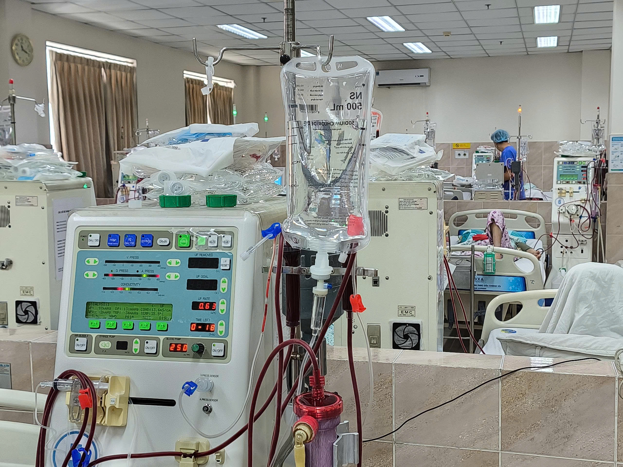 Suy thận rình rập người trẻ: Đừng để tới lúc tiểu ra máu, phù chân mới khám - Ảnh 1.