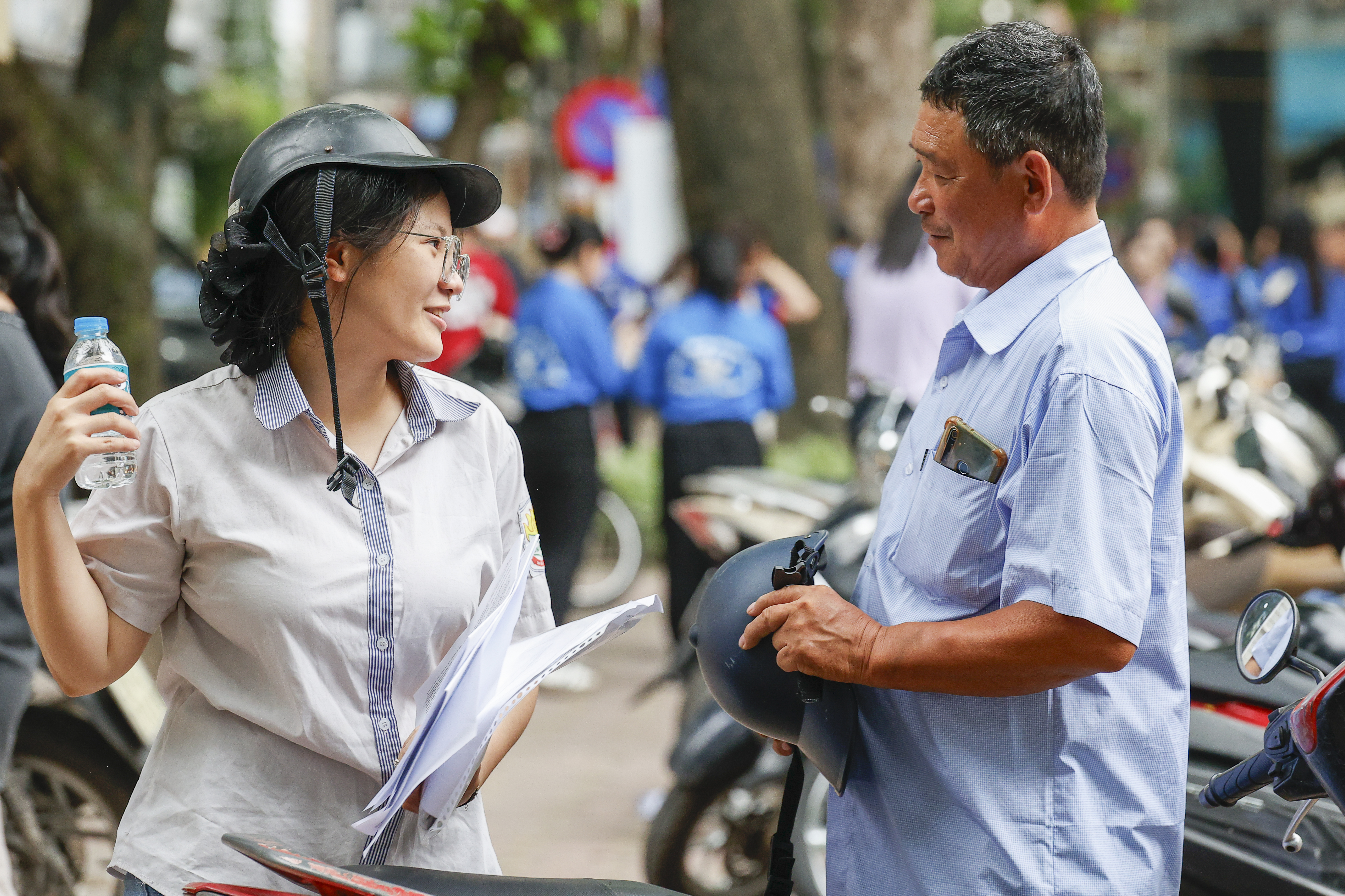 Kỳ thi tốt nghiệp THPT 2025: Thí sinh Hà Nội nhẹ nhõm sau buổi thi cuối - Ảnh 9.
