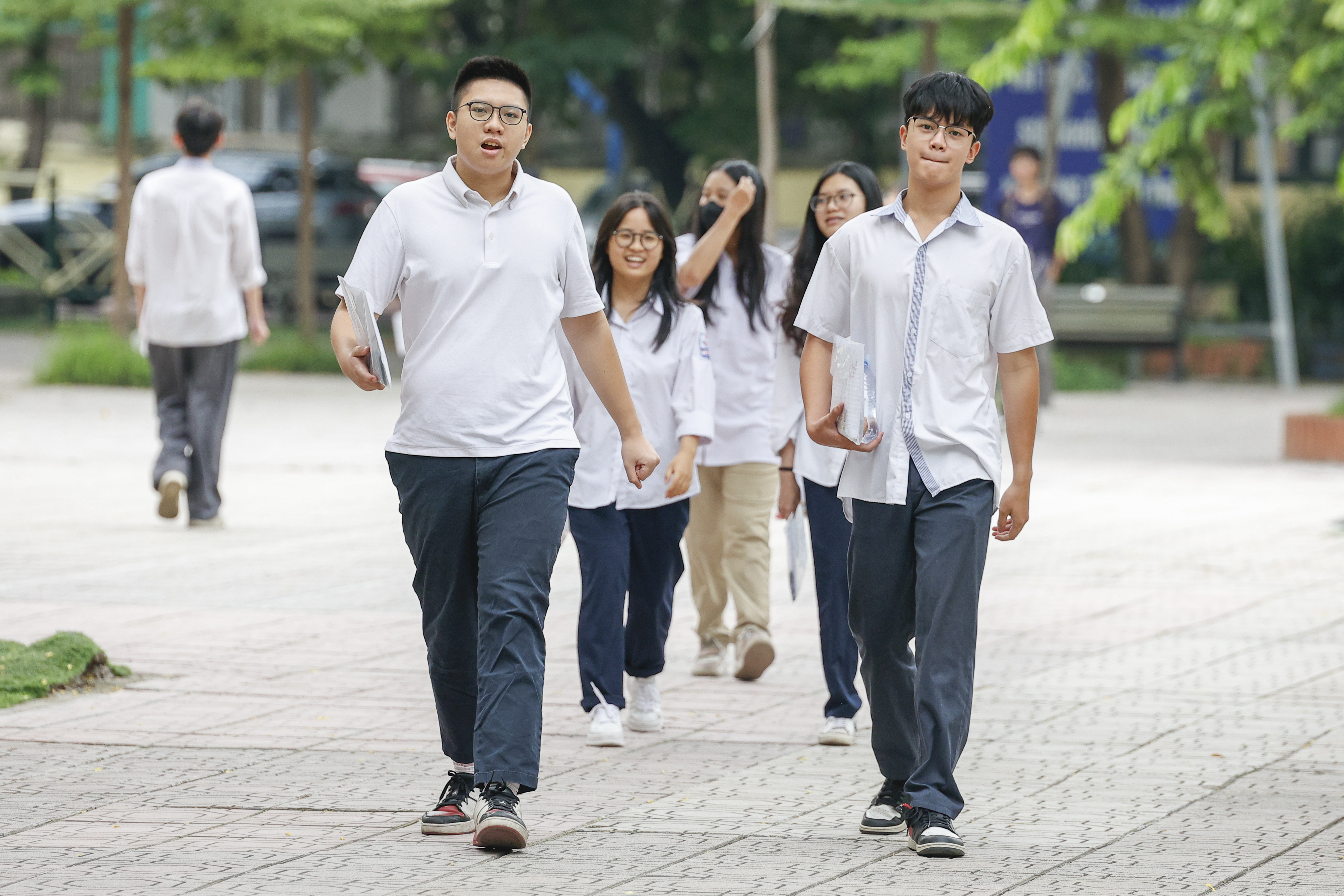 Kỳ thi tốt nghiệp THPT 2025: Thí sinh Hà Nội nhẹ nhõm sau buổi thi cuối - Ảnh 6.