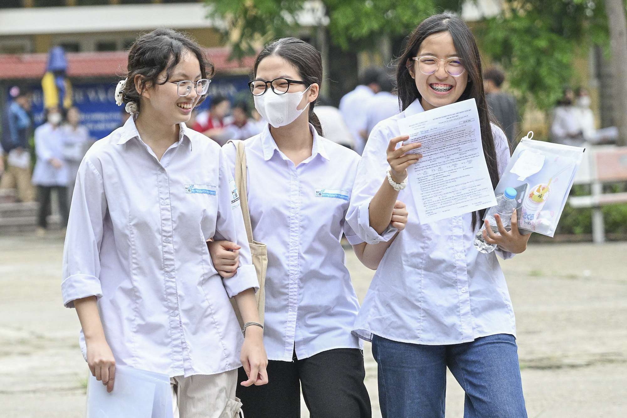 Kỳ thi tốt nghiệp THPT 2025: Thí sinh Hà Nội nhẹ nhõm sau buổi thi cuối - Ảnh 5.