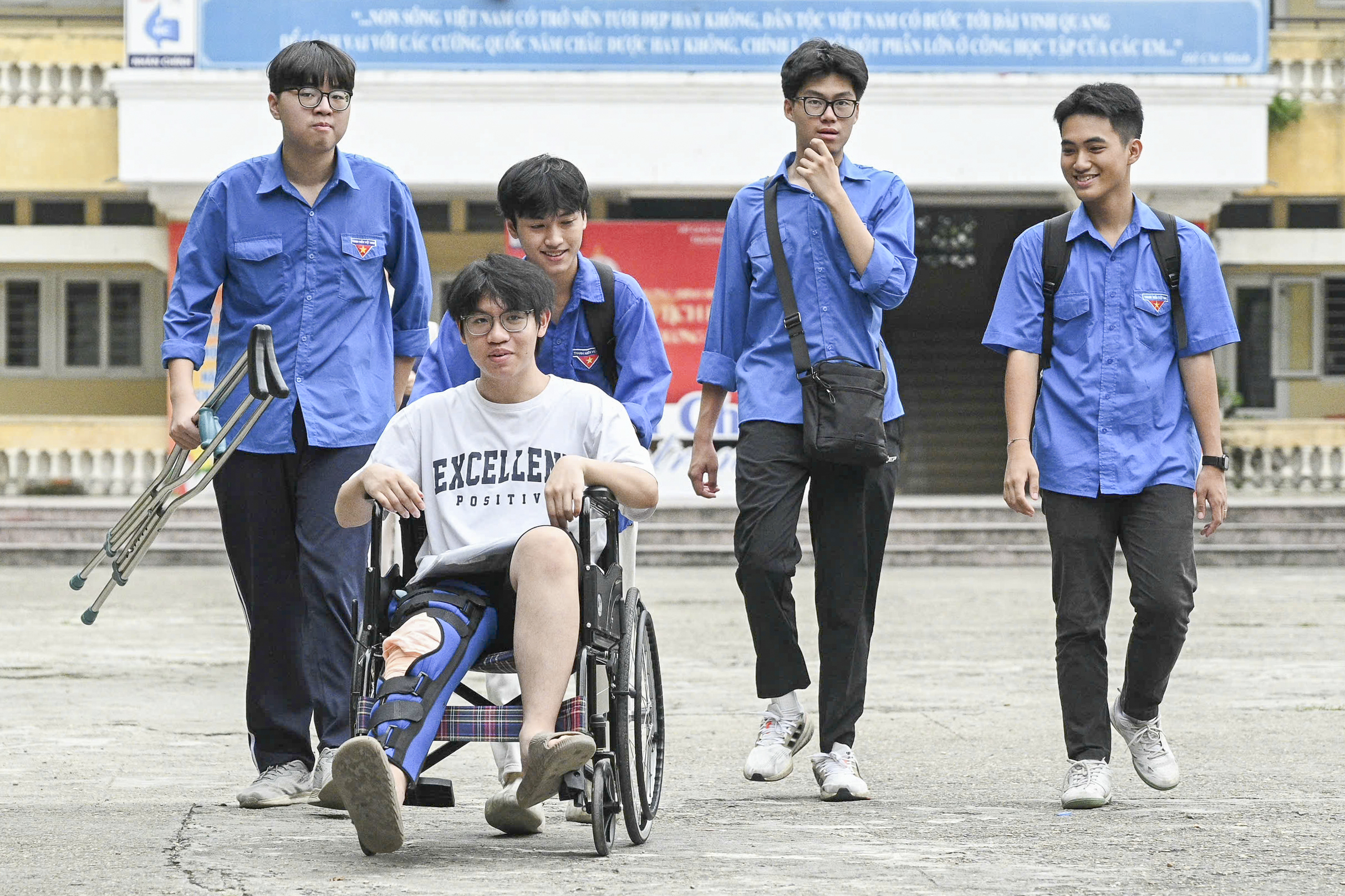 Kỳ thi tốt nghiệp THPT 2025: Thí sinh Hà Nội nhẹ nhõm sau buổi thi cuối - Ảnh 2.