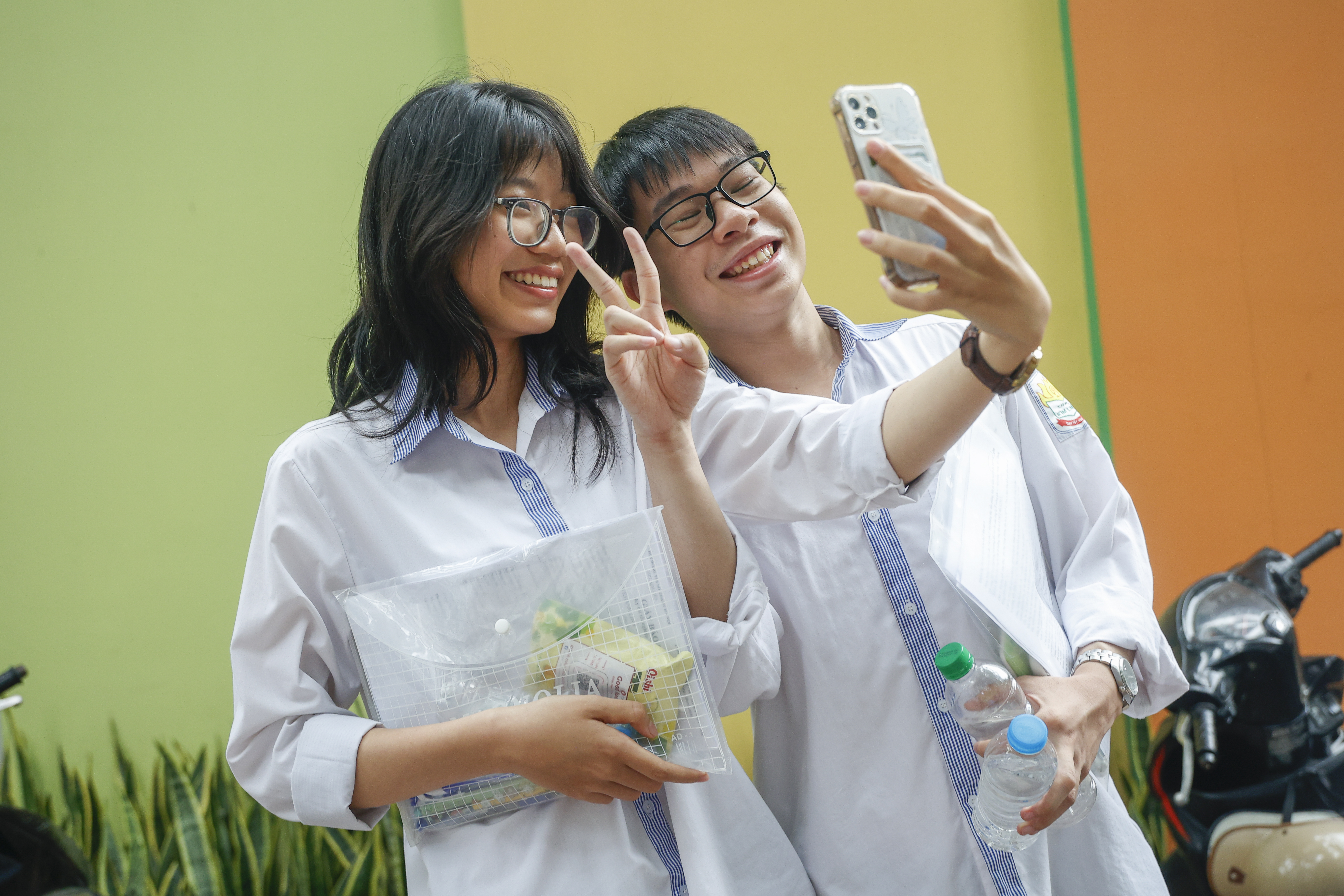Kỳ thi tốt nghiệp THPT 2025: Thí sinh Hà Nội nhẹ nhõm sau buổi thi cuối - Ảnh 4.