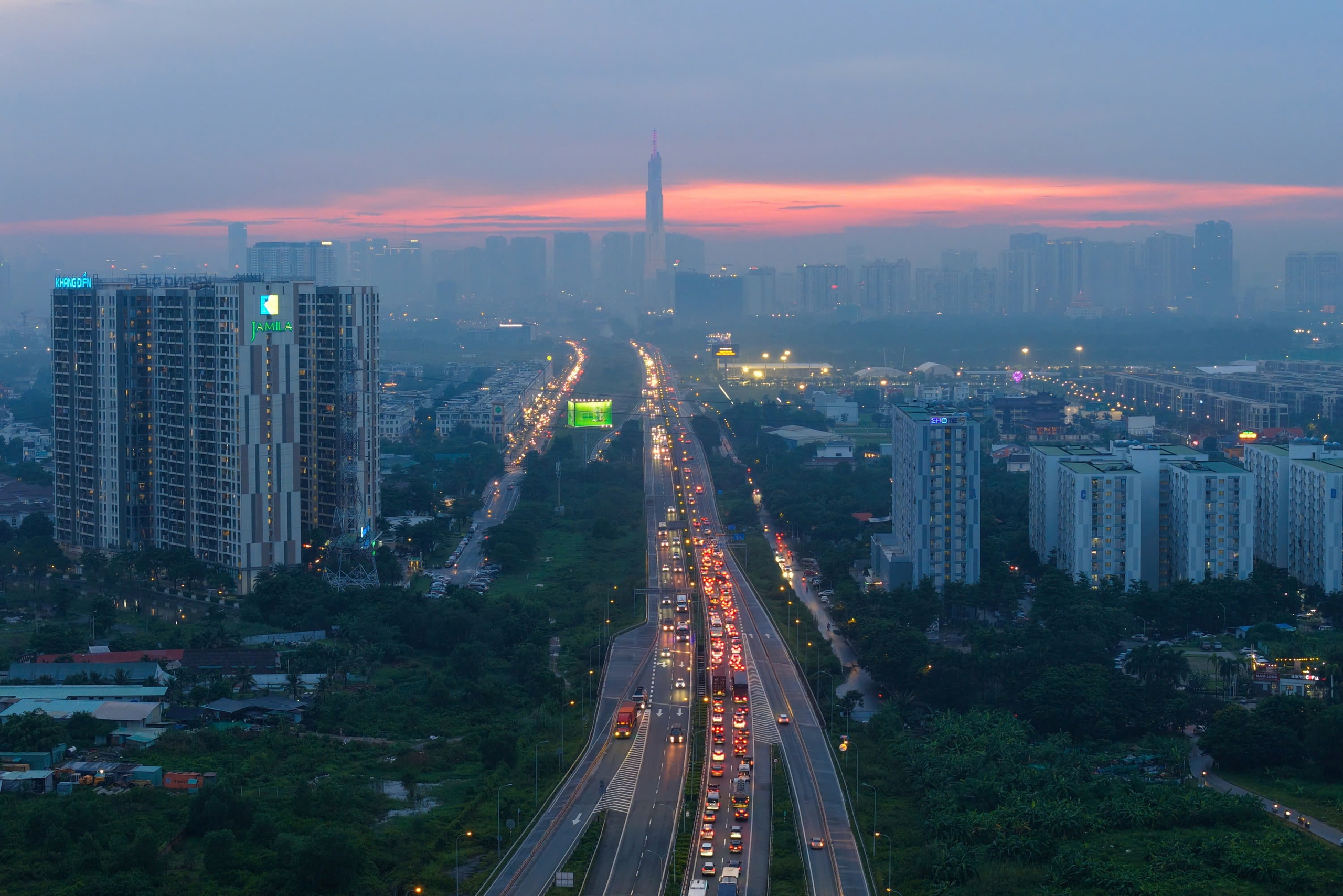 Hai ô tô tông nhau trên cao tốc TP.HCM - Long Thành, giao thông ùn ứ- Ảnh 3. Hai ô tô tông nhau trên cao tốc TP.HCM - Long Thành, giao thông ùn ứ- Ảnh 3.