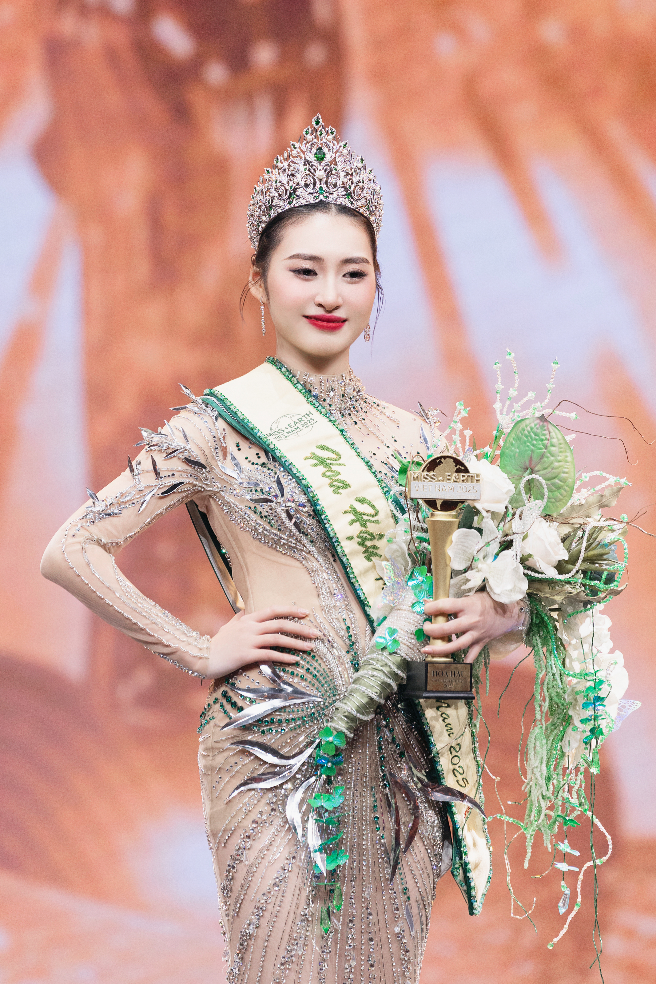 Thêm một cô gái vừa đăng quang hoa hậu - Ảnh 3.