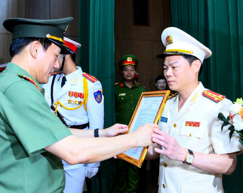 Đại tá Nguyễn Hữu Mạnh làm Giám đốc Công an tỉnh Ninh Bình từ 1.7 Đại tá Nguyễn Hữu Mạnh làm Giám đốc Công an tỉnh Ninh Bình từ 1.7