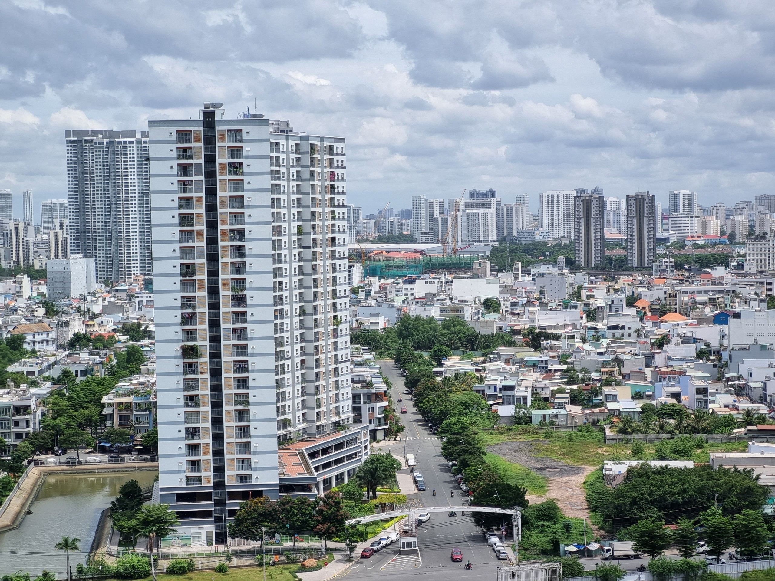 Bảng giá đất đẩy giá căn hộ tăng cao - Ảnh 1.