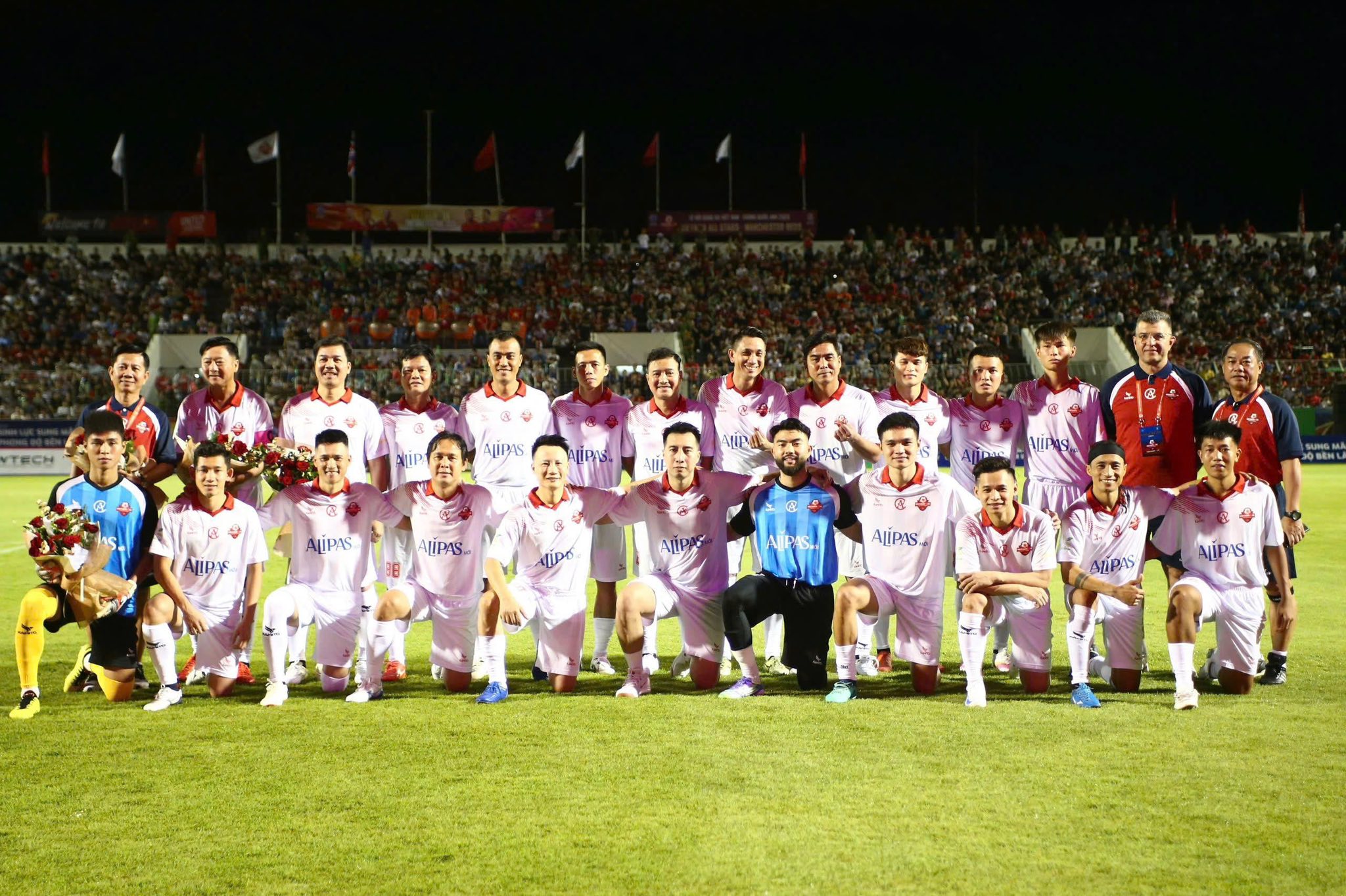 گلوکار ہوانگ باخ: 'میں نے کبھی سوچا بھی نہیں تھا کہ ایک دن مجھے M.U کے لیجنڈز کے ساتھ کھیلنے کا موقع ملے گا' - تصویر 2۔ Ca sĩ Hoàng Bách: ‘Không thể ngờ có một ngày, được thi đấu cùng các huyền thoại M.U’- Ảnh 2.