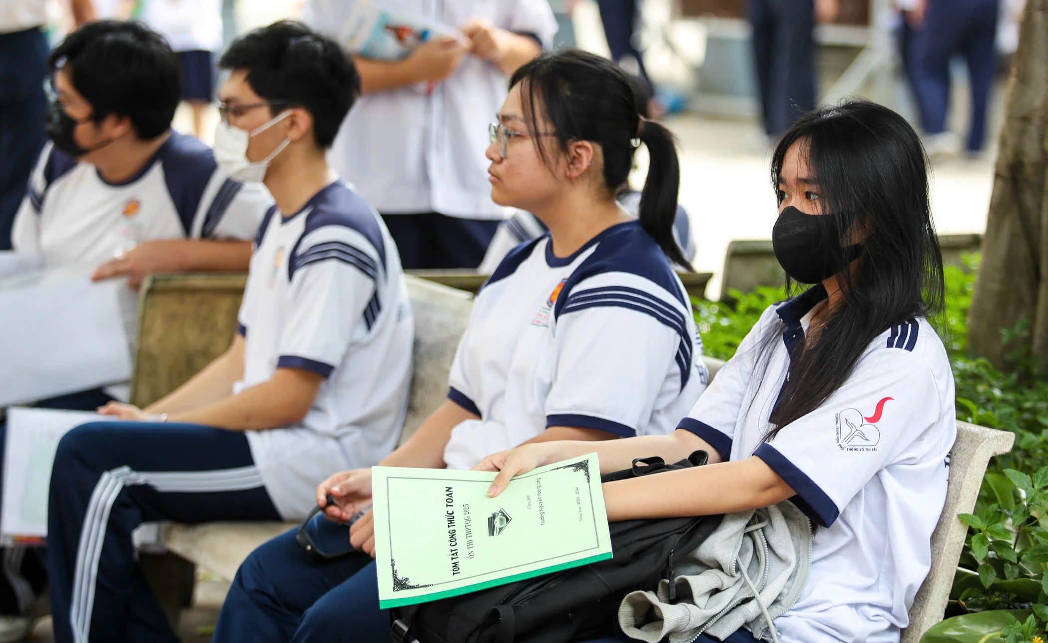 Kun je het eindexamen van de middelbare school in 2025 doen zonder extra lessen? - Foto 1. Không đi học thêm có làm được đề thi tốt nghiệp THPT 2025?- Ảnh 1.