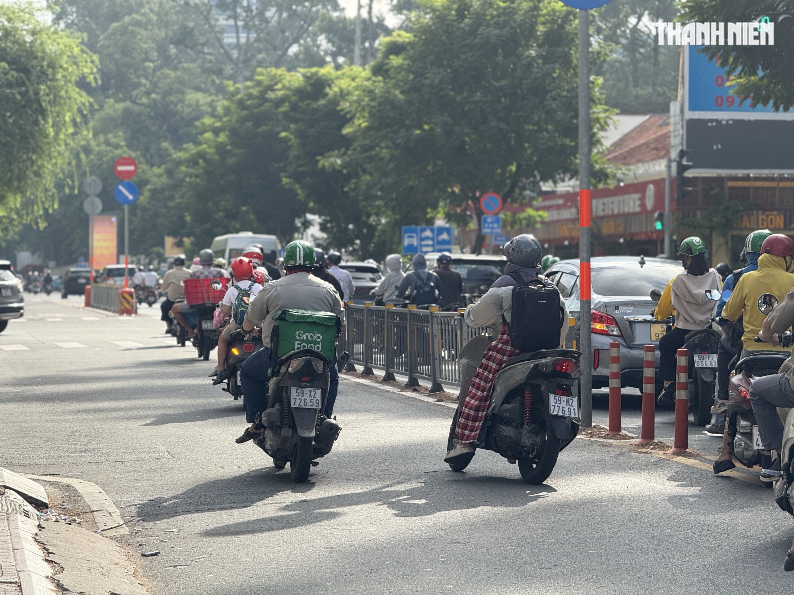Sau 6 tháng Nghị định 168: Người dân TP.HCM vẫn leo lề, bất chấp CSGT phạt nguội? - Ảnh 10. Sau 6 tháng Nghị định 168: Người dân TP.HCM vẫn leo lề, bất chấp CSGT phạt nguội? - Ảnh 10.