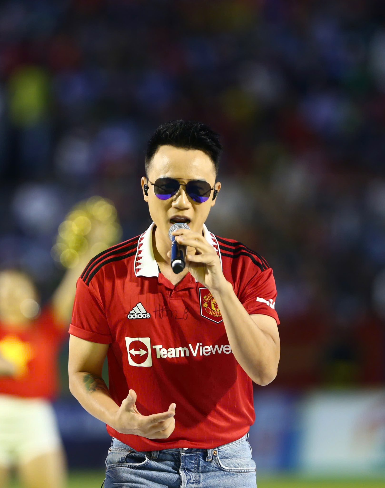 گلوکار ہوانگ باخ: 'میں نے کبھی سوچا بھی نہیں تھا کہ ایک دن میں M.U لیجنڈز کے ساتھ کھیلوں گا' - تصویر 1۔ Ca sĩ Hoàng Bách: ‘Không thể ngờ có một ngày, được thi đấu cùng các huyền thoại M.U’- Ảnh 1.