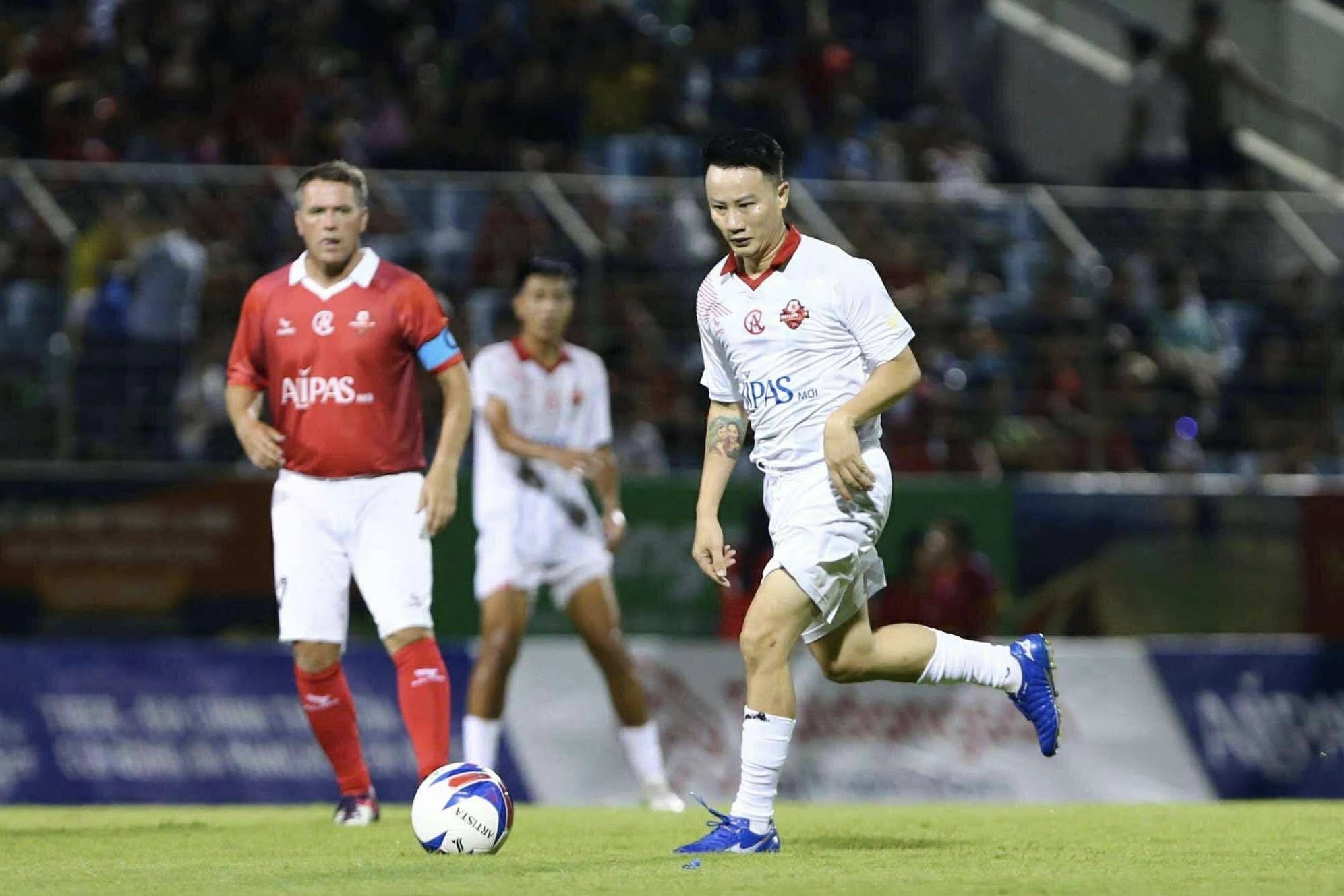 گلوکار ہوانگ باخ: 'میں نے کبھی سوچا بھی نہیں تھا کہ ایک دن مجھے M.U کے لیجنڈز کے ساتھ کھیلنے کا موقع ملے گا' - تصویر 3۔ Ca sĩ Hoàng Bách: ‘Không thể ngờ có một ngày, được thi đấu cùng các huyền thoại M.U’- Ảnh 3.