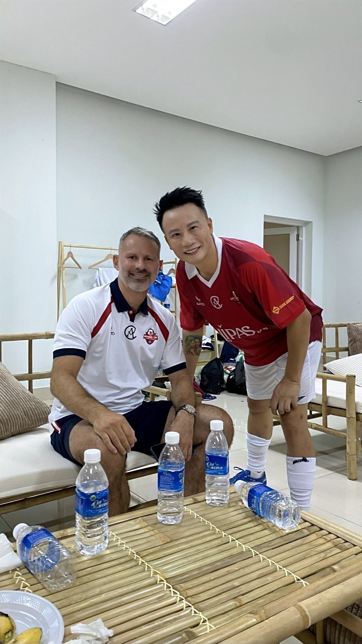 گلوکار ہوانگ باخ: 'میں نے کبھی سوچا بھی نہیں تھا کہ ایک دن مجھے M.U کے لیجنڈز کے ساتھ کھیلنے کا موقع ملے گا' - تصویر 4۔ Ca sĩ Hoàng Bách: ‘Không thể ngờ có một ngày, được thi đấu cùng các huyền thoại M.U’- Ảnh 4.