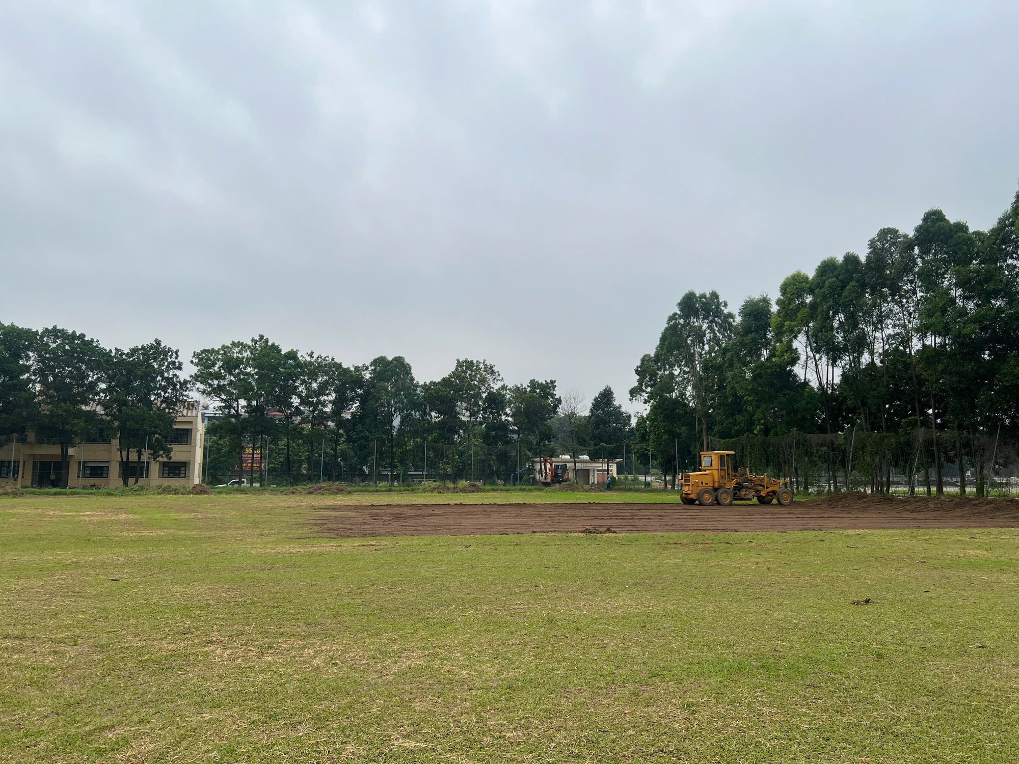 Španělský trenér a Ninh Binh FC se chystají „dominovat“ na krásném hřišti - Foto 2. HLV Tây Ban Nha và Ninh Bình FC sắp được ‘tung hoành’ trên mặt sân cực đẹp- Ảnh 2.