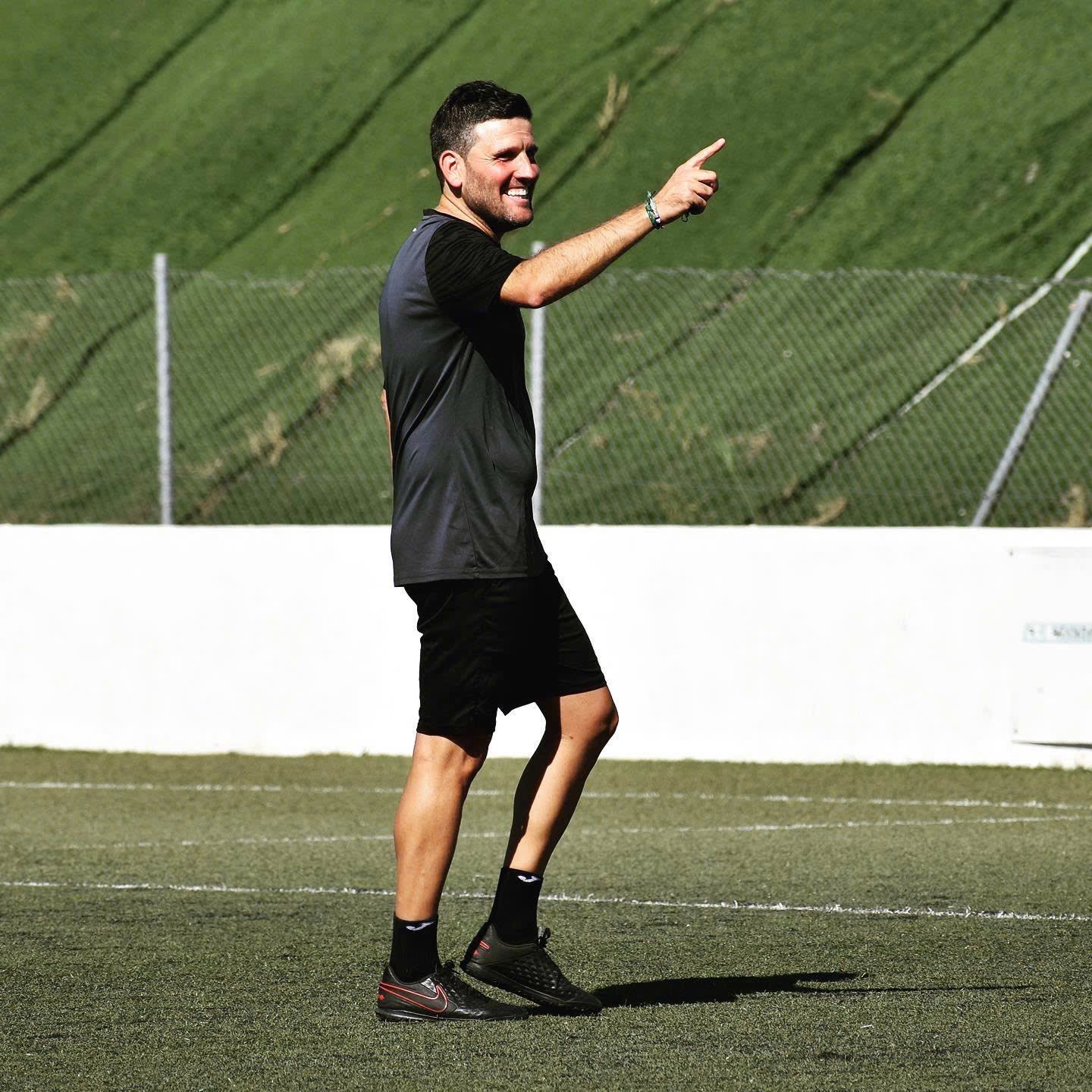 Španělský trenér a Ninh Binh FC se chystají „dominovat“ na krásném hřišti - Foto 1. HLV Tây Ban Nha và Ninh Bình FC sắp được ‘tung hoành’ trên mặt sân cực đẹp- Ảnh 1.