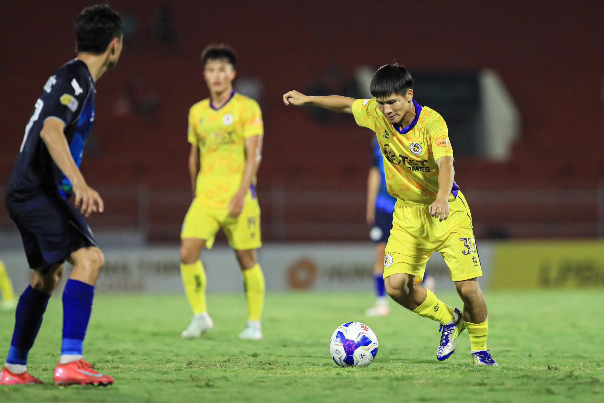 Unikátní vietnamský fotbal: Hanoi FC se může zúčastnit asijského turnaje, pokud… SLNA vyhraje nad týmem CAHN - Foto 1. Độc lạ bóng đá Việt Nam: Hà Nội FC có thể dự giải châu Á nếu… SLNA thắng đội CAHN- Ảnh 1.