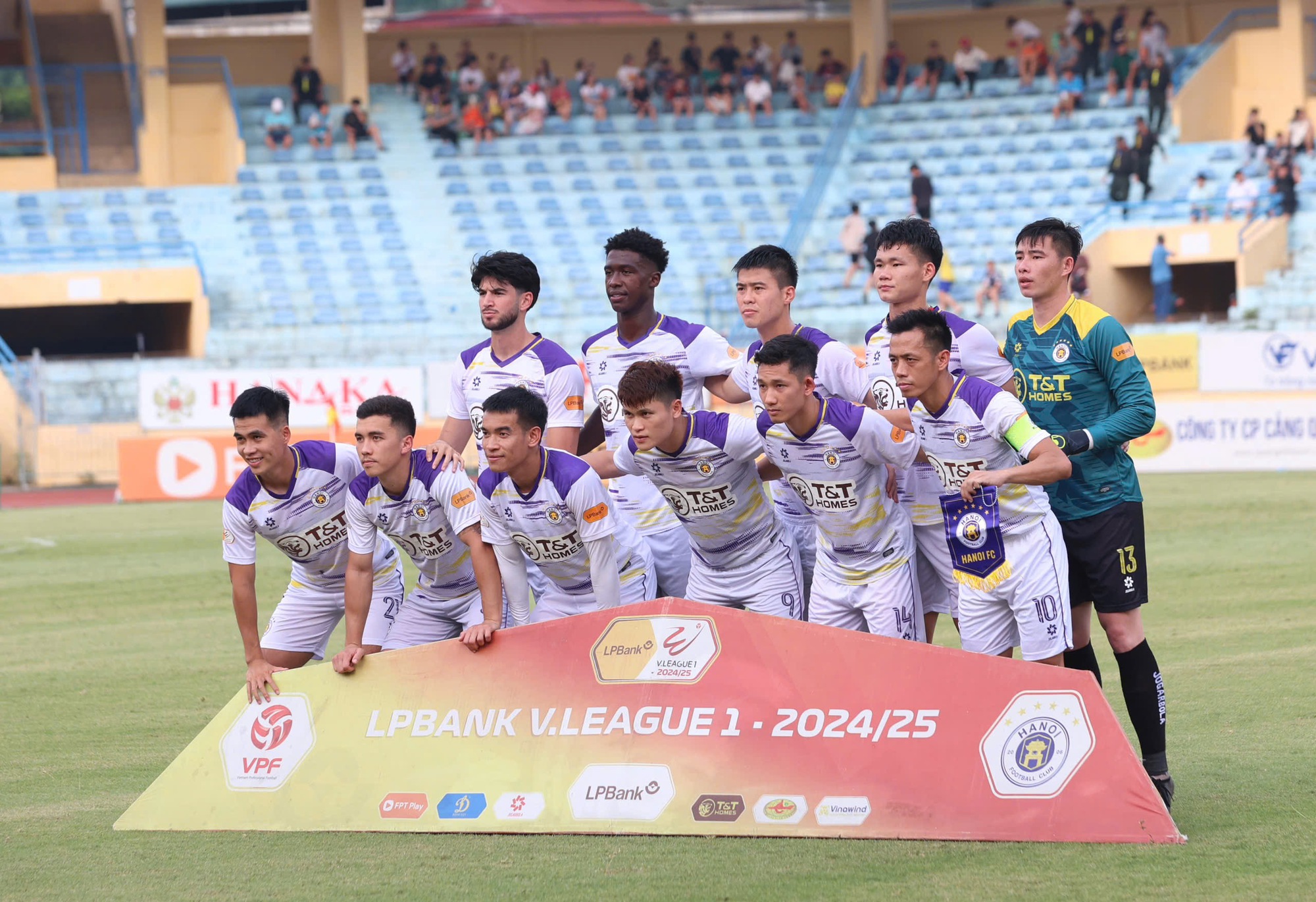 Unikátní vietnamský fotbal: Hanoi FC se může zúčastnit asijského turnaje, pokud… SLNA vyhraje nad týmem CAHN - Foto 2. Độc lạ bóng đá Việt Nam: Hà Nội FC có thể dự giải châu Á nếu… SLNA thắng đội CAHN- Ảnh 2.