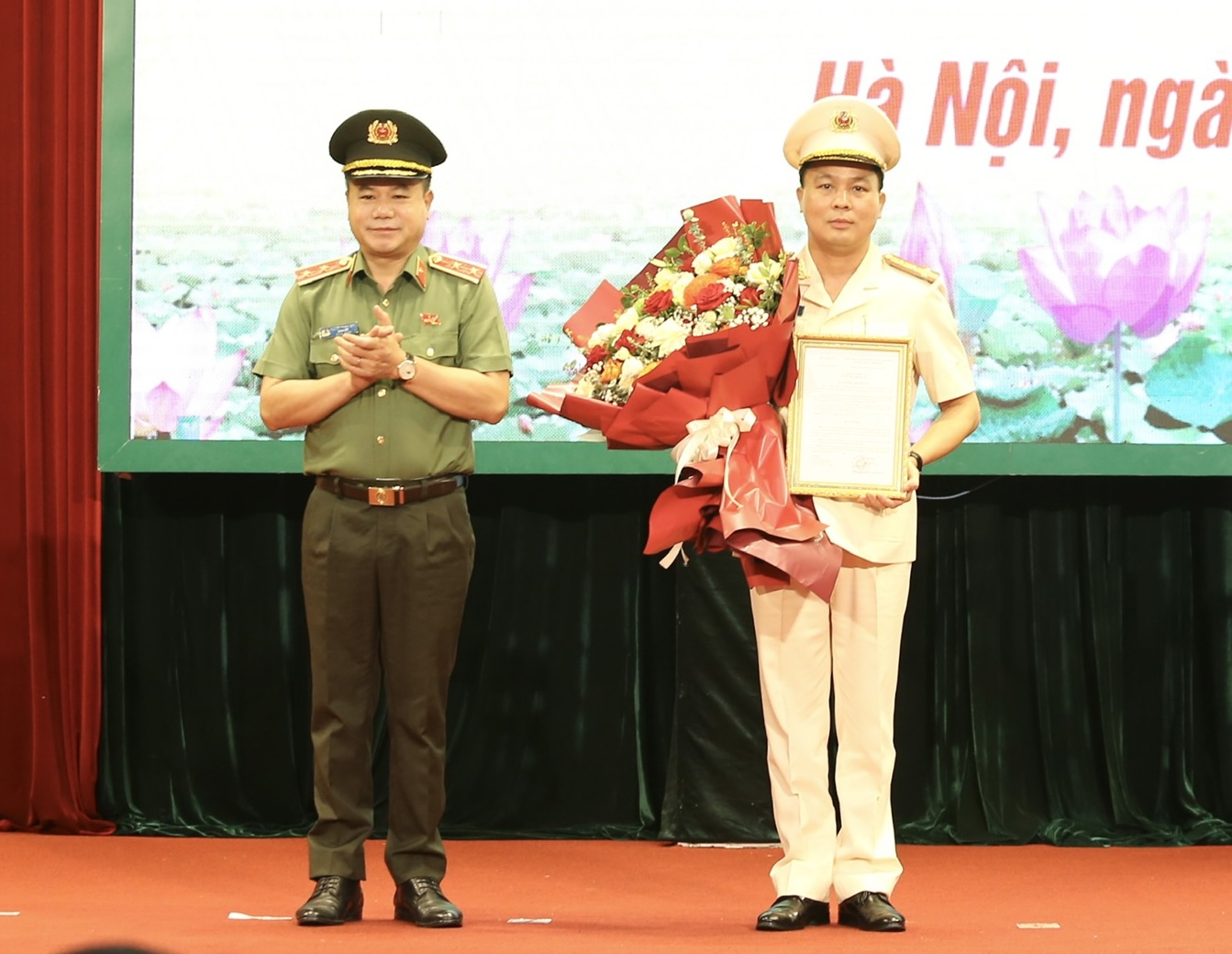 Đại tá Lê Văn Tuân được bổ nhiệm Phó giám đốc Công an TP . Hà Nội - Ảnh 1. Đại tá Lê Văn Tuân được bổ nhiệm Phó giám đốc Công an TP . Hà Nội - Ảnh 1.