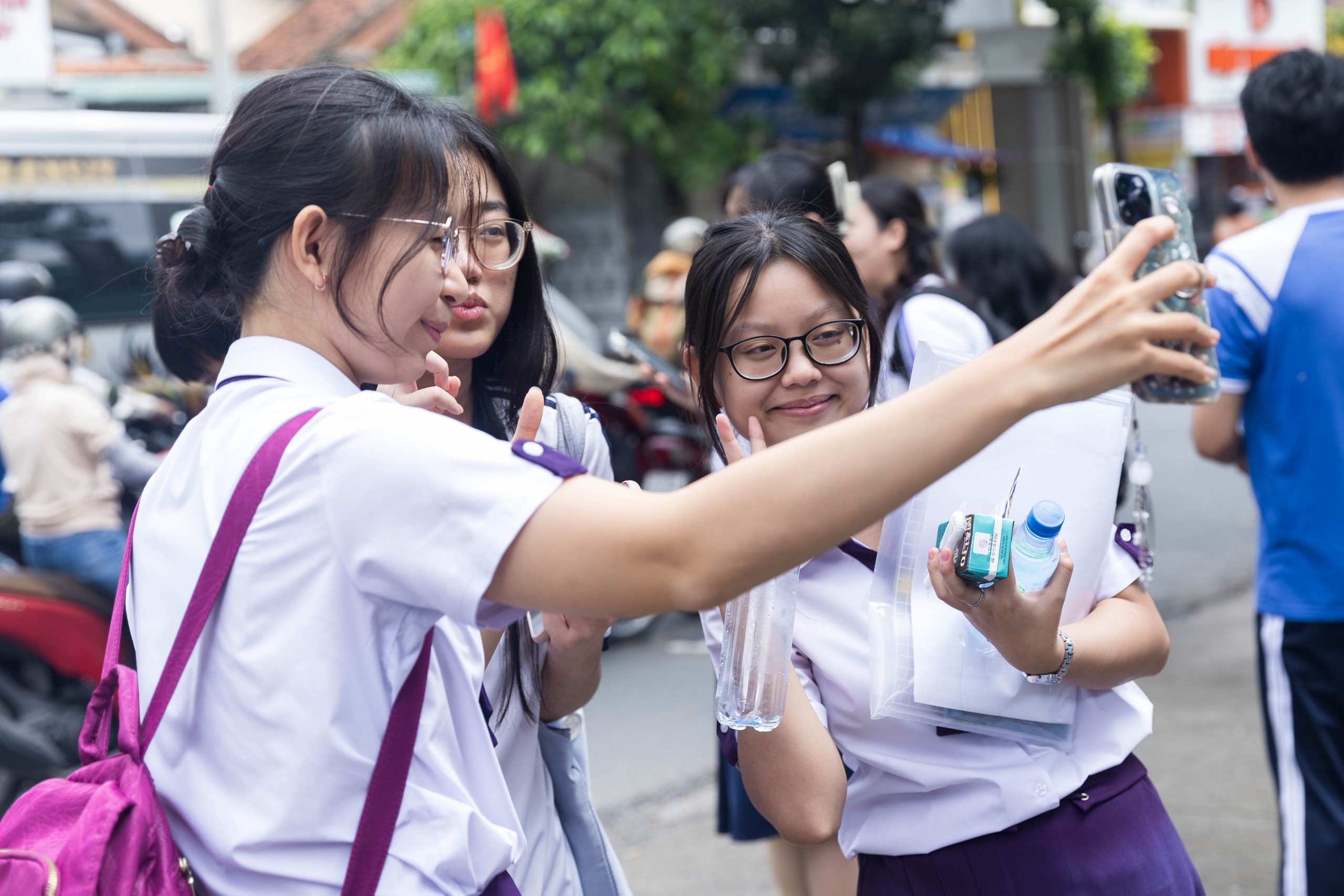 Thí sinh nói đề lý, hóa thi tốt nghiệp THPT ‘dễ ẹc’, chỉ cần sách giáo khoa - Ảnh 3.