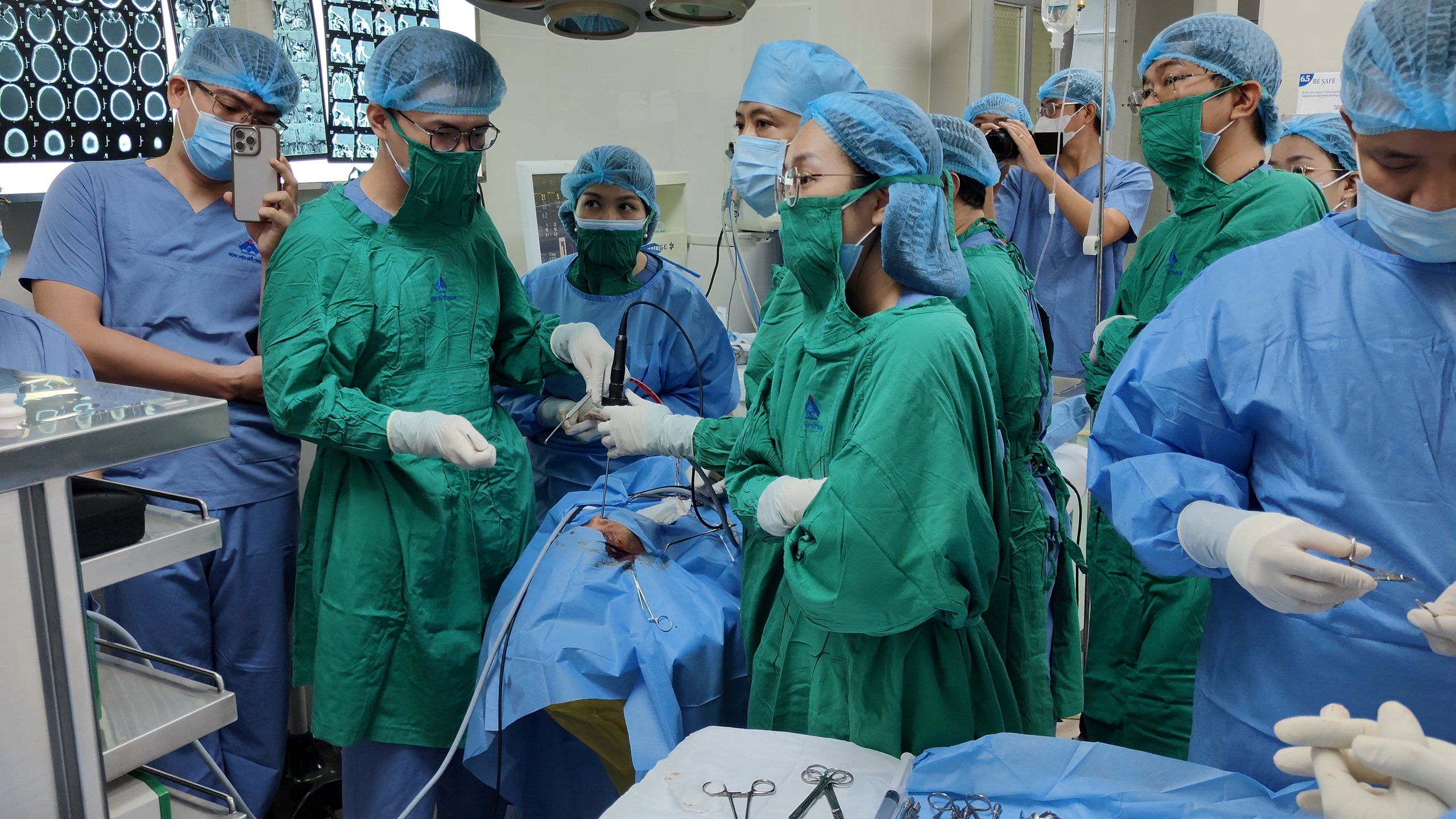 Phẫu thuật thành công người đàn ông bị hàng xóm chọc đũa vào mắt