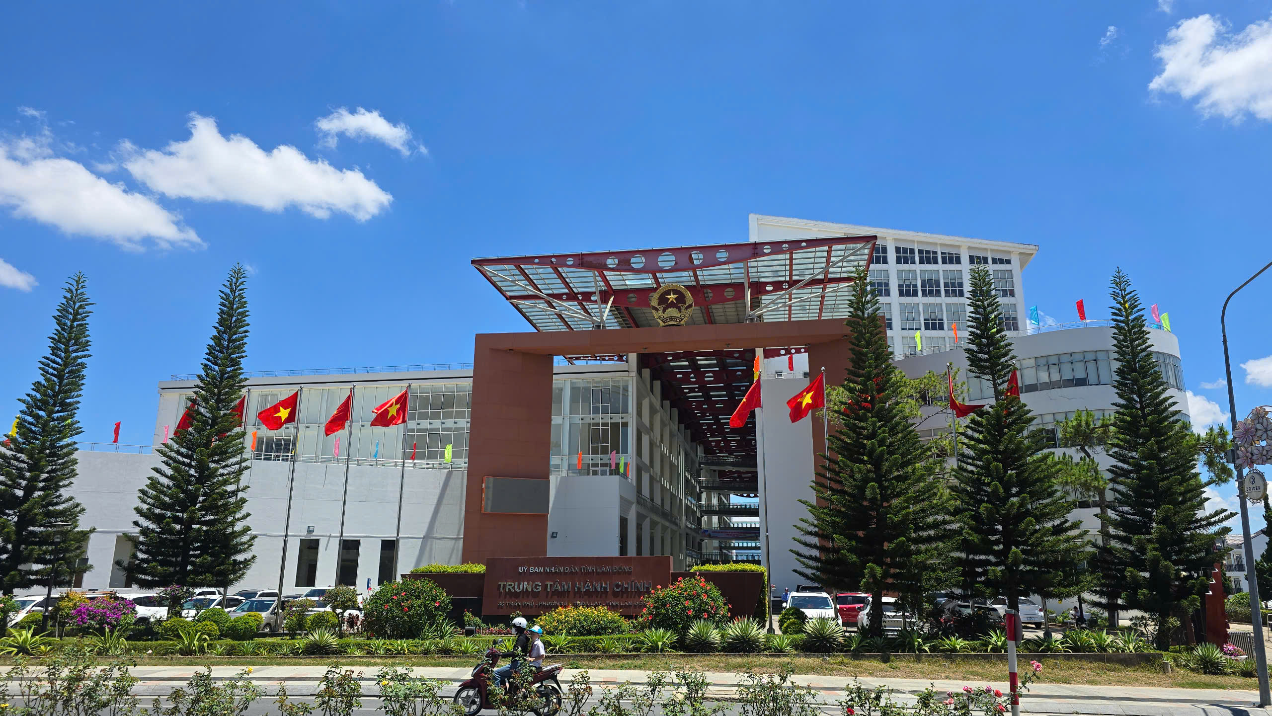 Lâm Đồng hỗ trợ chi phí đi lại, thuê nơi ở cho cán bộ, nhân viên - Ảnh 1. Lâm Đồng hỗ trợ chi phí đi lại, thuê nơi ở cho cán bộ, nhân viên - Ảnh 1.