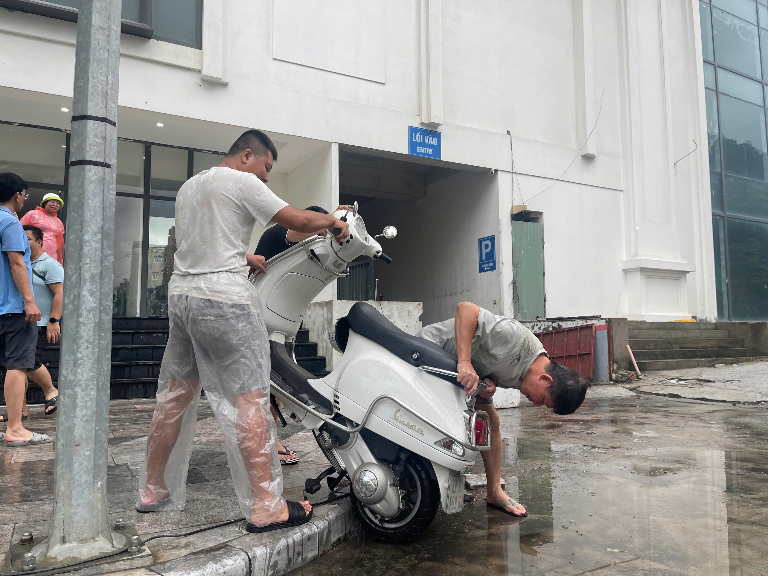 Hầm chung cư ở trung tâm Hạ Long ngập sâu, dân vội vàng di chuyển xe - Ảnh 4.