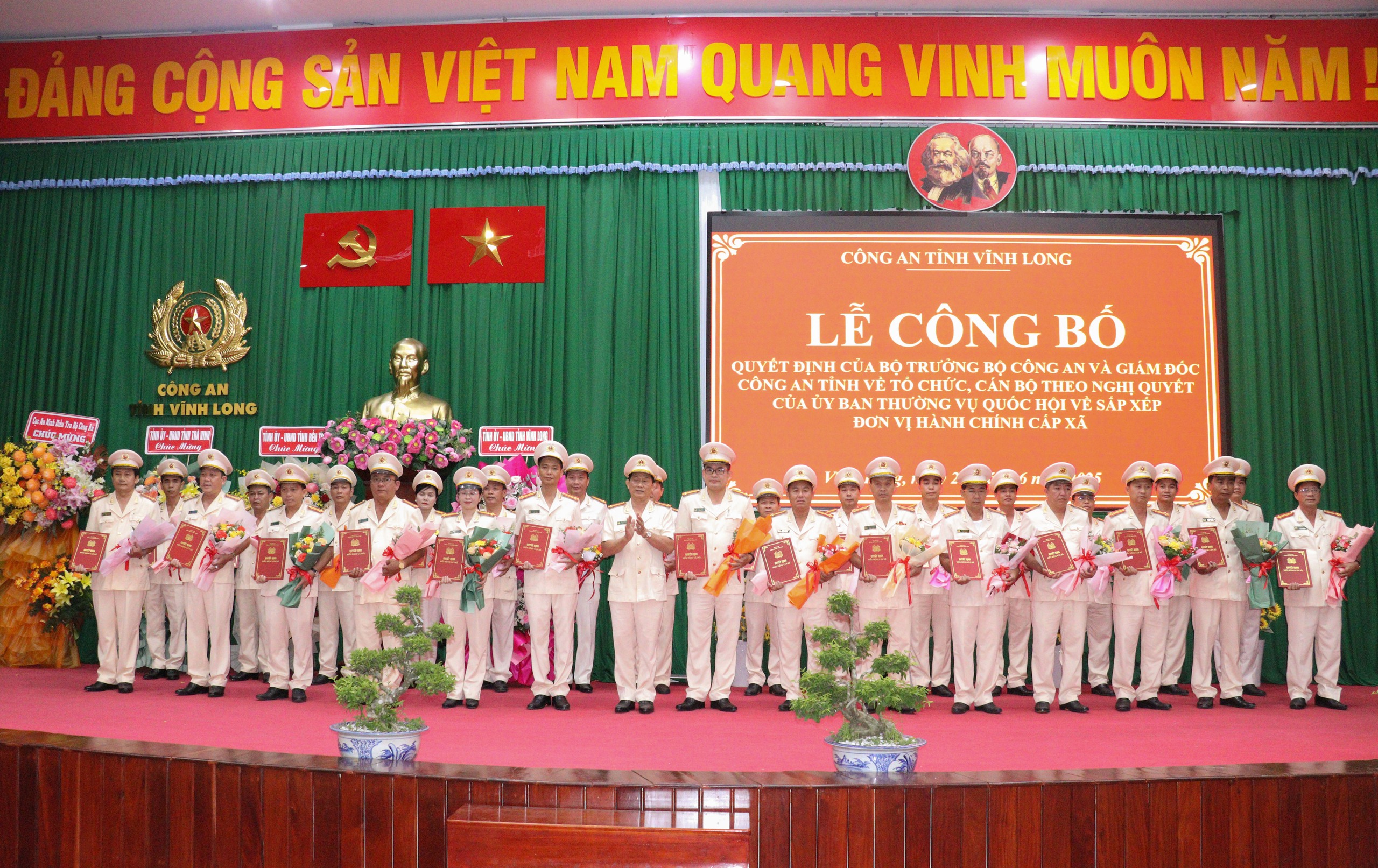 Vĩnh Long công bố lãnh đạo công an tỉnh và công an xã, phường sau sáp nhập- Ảnh 4. Vĩnh Long công bố lãnh đạo công an tỉnh và công an xã, phường sau sáp nhập- Ảnh 4.