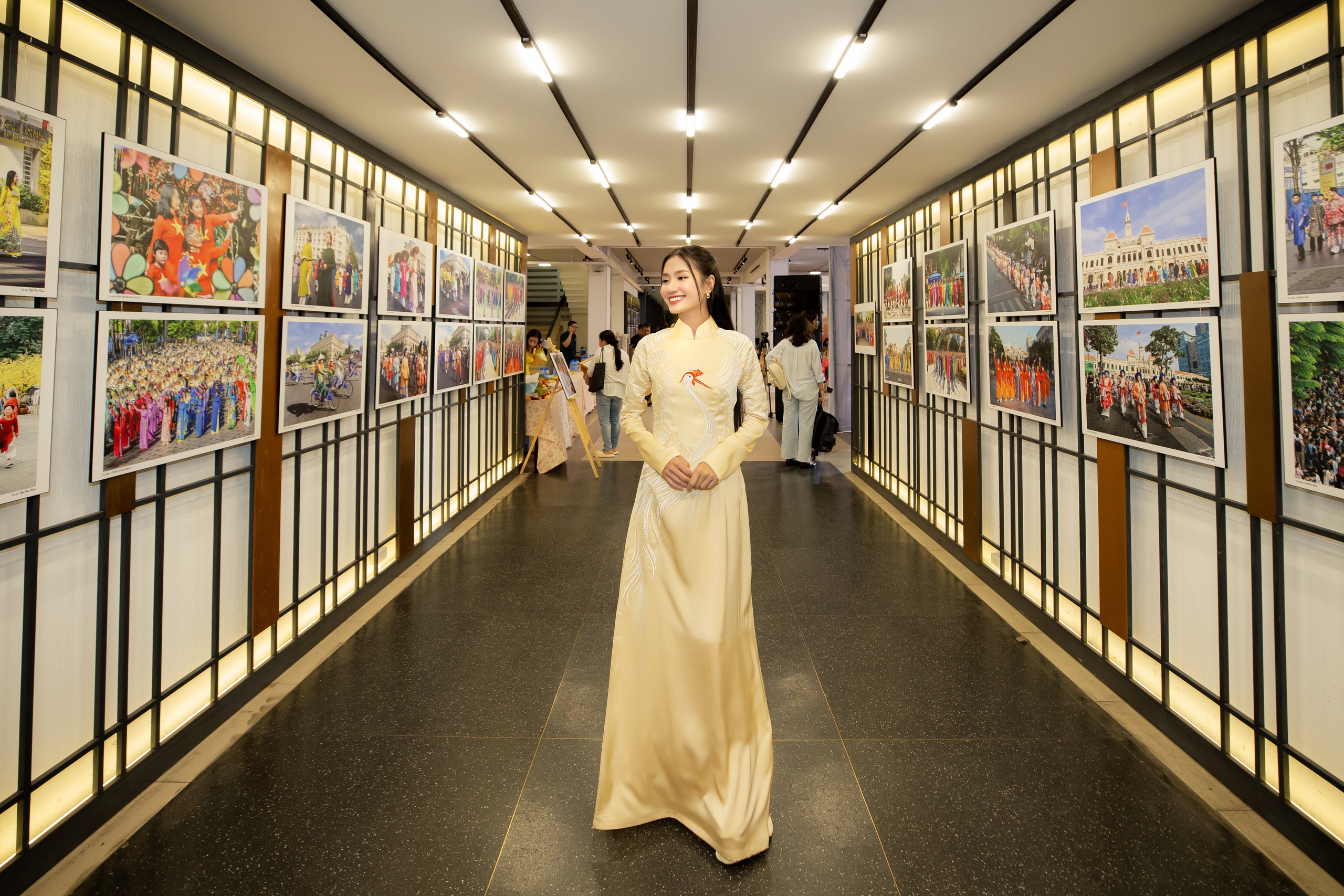 Hơn 100 thiết kế áo dài được trình diễn tại gala 'Áo dài tri ân' - Ảnh 5. Hơn 100 thiết kế áo dài được trình diễn tại gala 'Áo dài tri ân' - Ảnh 5.