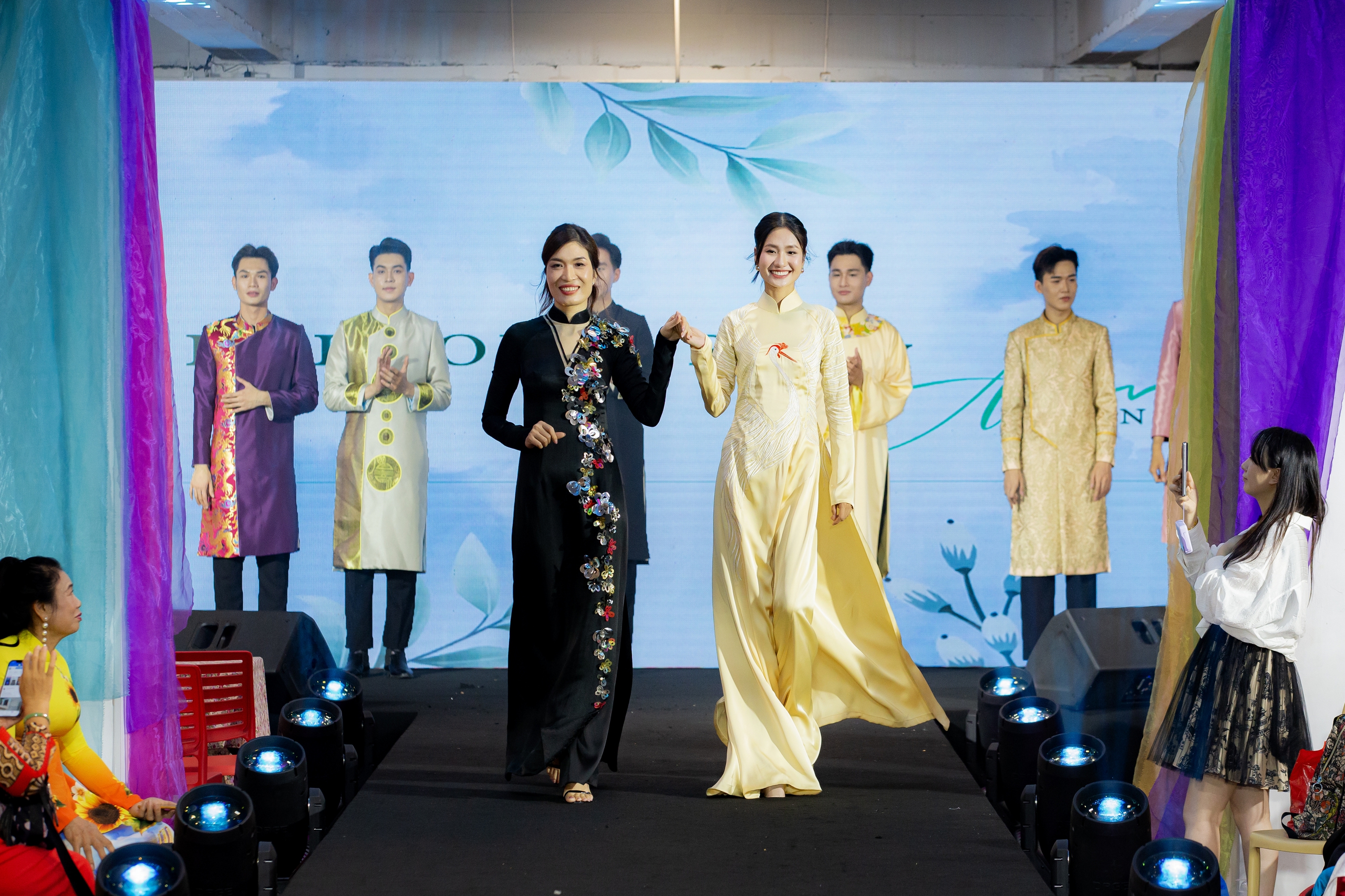 Hơn 100 thiết kế áo dài được trình diễn tại gala 'Áo dài tri ân' - Ảnh 3. Hơn 100 thiết kế áo dài được trình diễn tại gala 'Áo dài tri ân' - Ảnh 3.