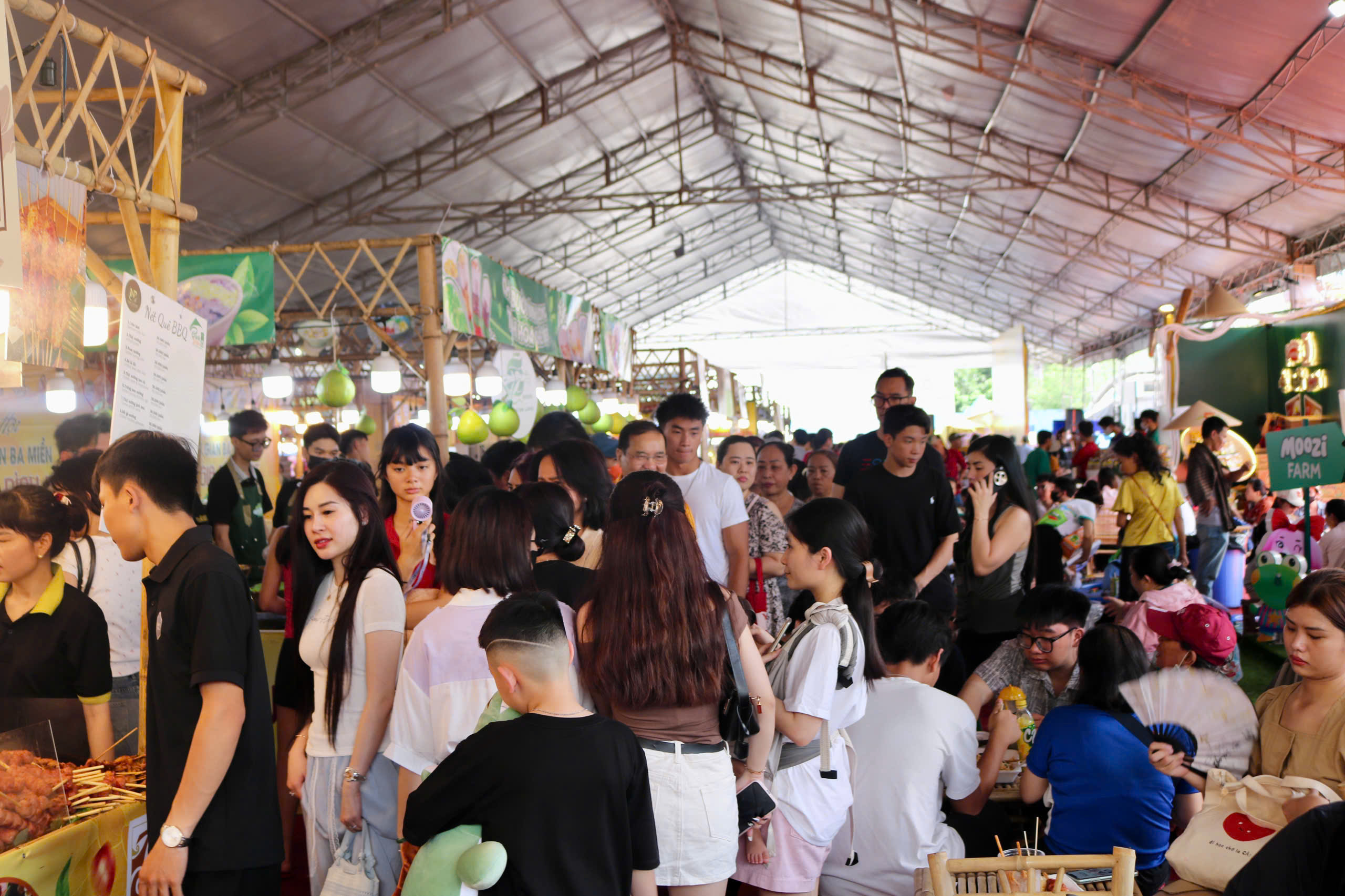 Thích thú thưởng thức đặc sản bánh dân gian ba miền ngay tại trung tâm TP.HCM - Ảnh 2.