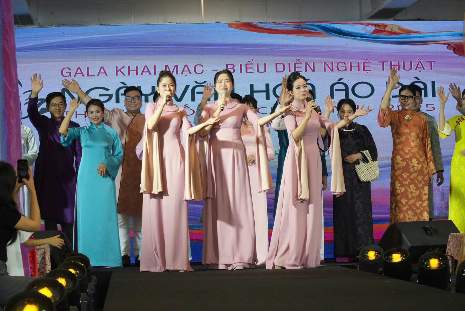 Hơn 100 thiết kế áo dài được trình diễn tại gala 'Áo dài tri ân' - Ảnh 7. Hơn 100 thiết kế áo dài được trình diễn tại gala 'Áo dài tri ân' - Ảnh 7.