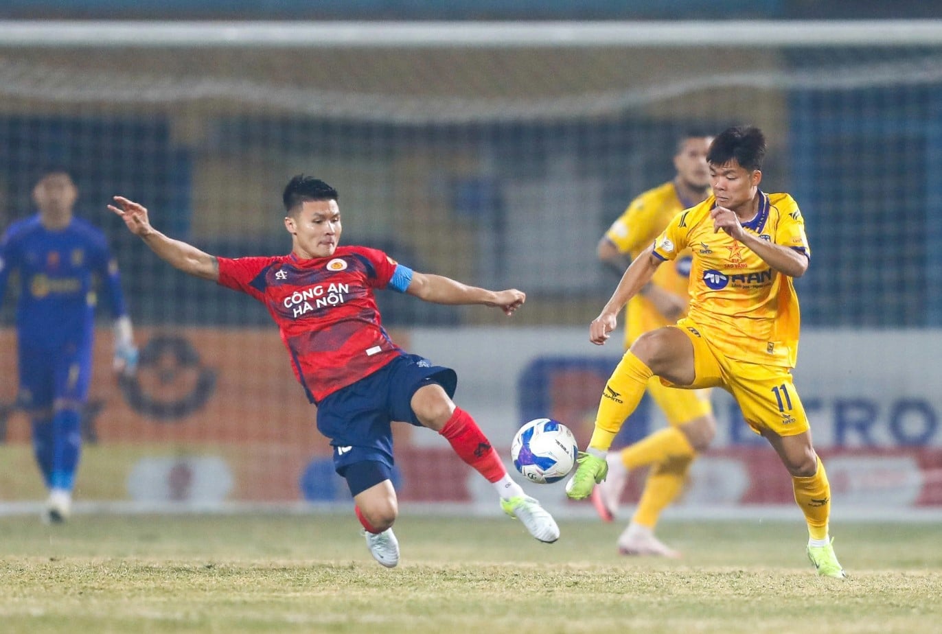 Tým CAHN porazil SLNA 5:0: Vyhrál Národní pohár s bonusem 2 miliardy VND - Foto 5. Đội CAHN thắng đậm SLNA 5-0: Vô địch Cúp quốc gia với tiền thưởng 2 tỉ đồng- Ảnh 5.