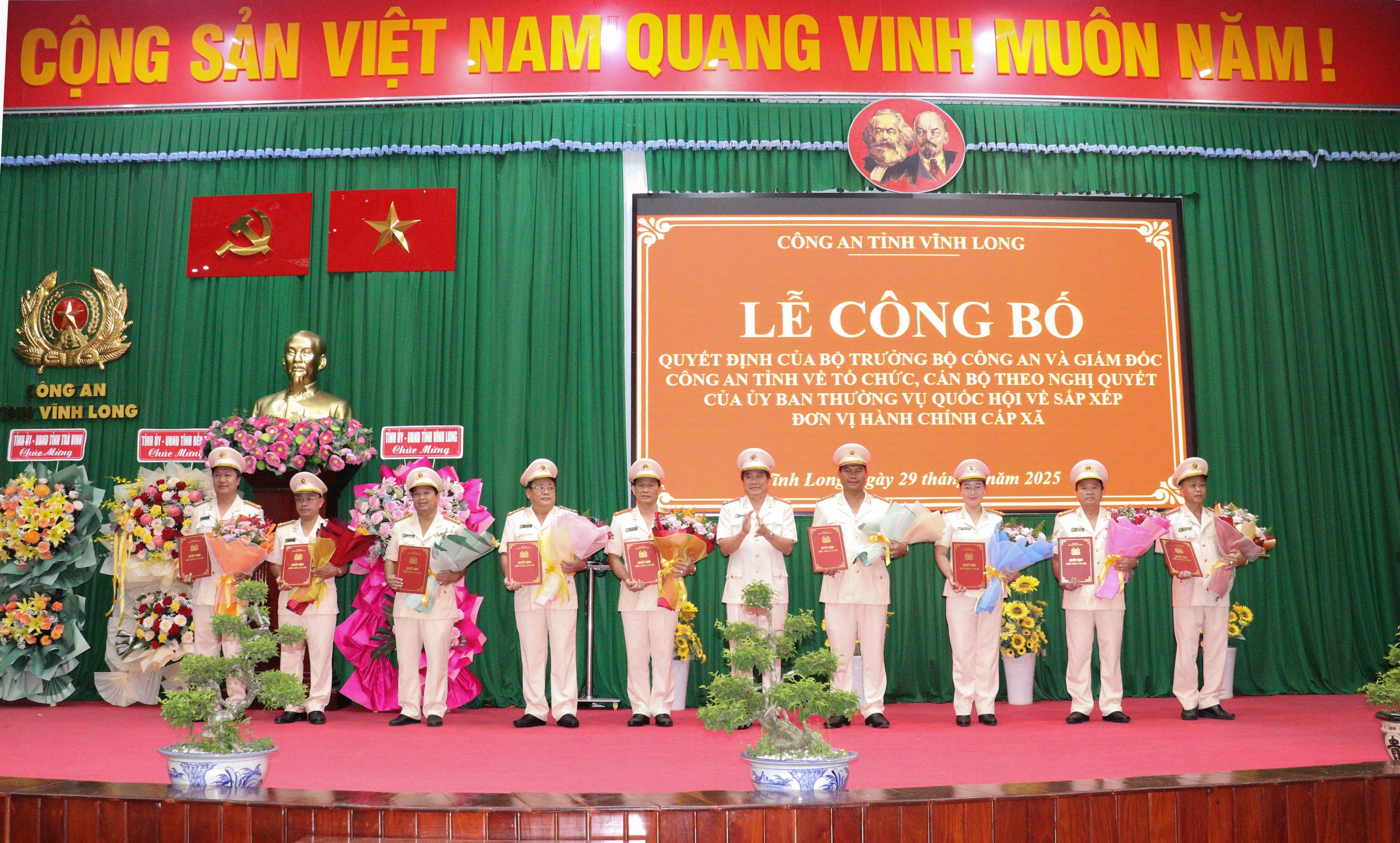 Vĩnh Long công bố lãnh đạo công an tỉnh và công an xã, phường sau sáp nhập- Ảnh 2. Vĩnh Long công bố lãnh đạo công an tỉnh và công an xã, phường sau sáp nhập- Ảnh 2.