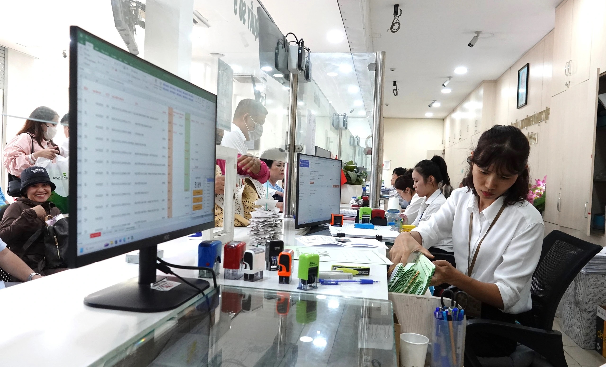 Để cán bộ, công chức yên tâm công tác - Ảnh 1.