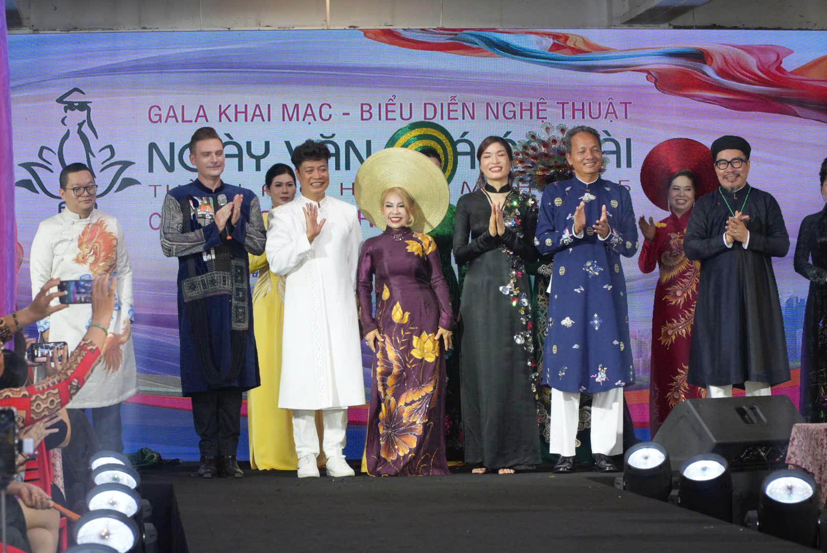 Hơn 100 thiết kế áo dài được trình diễn tại gala 'Áo dài tri ân' - Ảnh 6. Hơn 100 thiết kế áo dài được trình diễn tại gala 'Áo dài tri ân' - Ảnh 6.