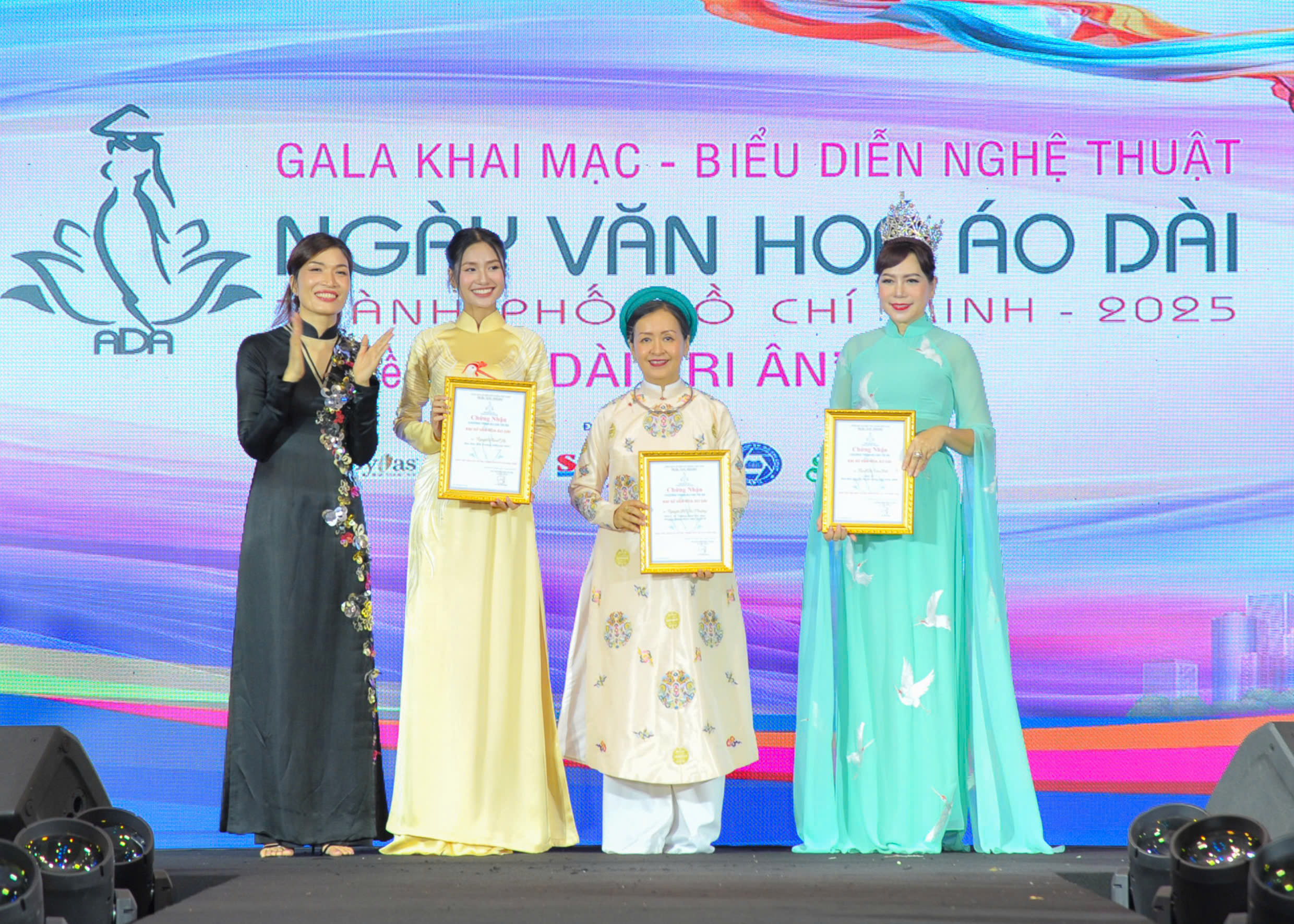 Hơn 100 thiết kế áo dài được trình diễn tại gala 'Áo dài tri ân' - Ảnh 2. Hơn 100 thiết kế áo dài được trình diễn tại gala 'Áo dài tri ân' - Ảnh 2.