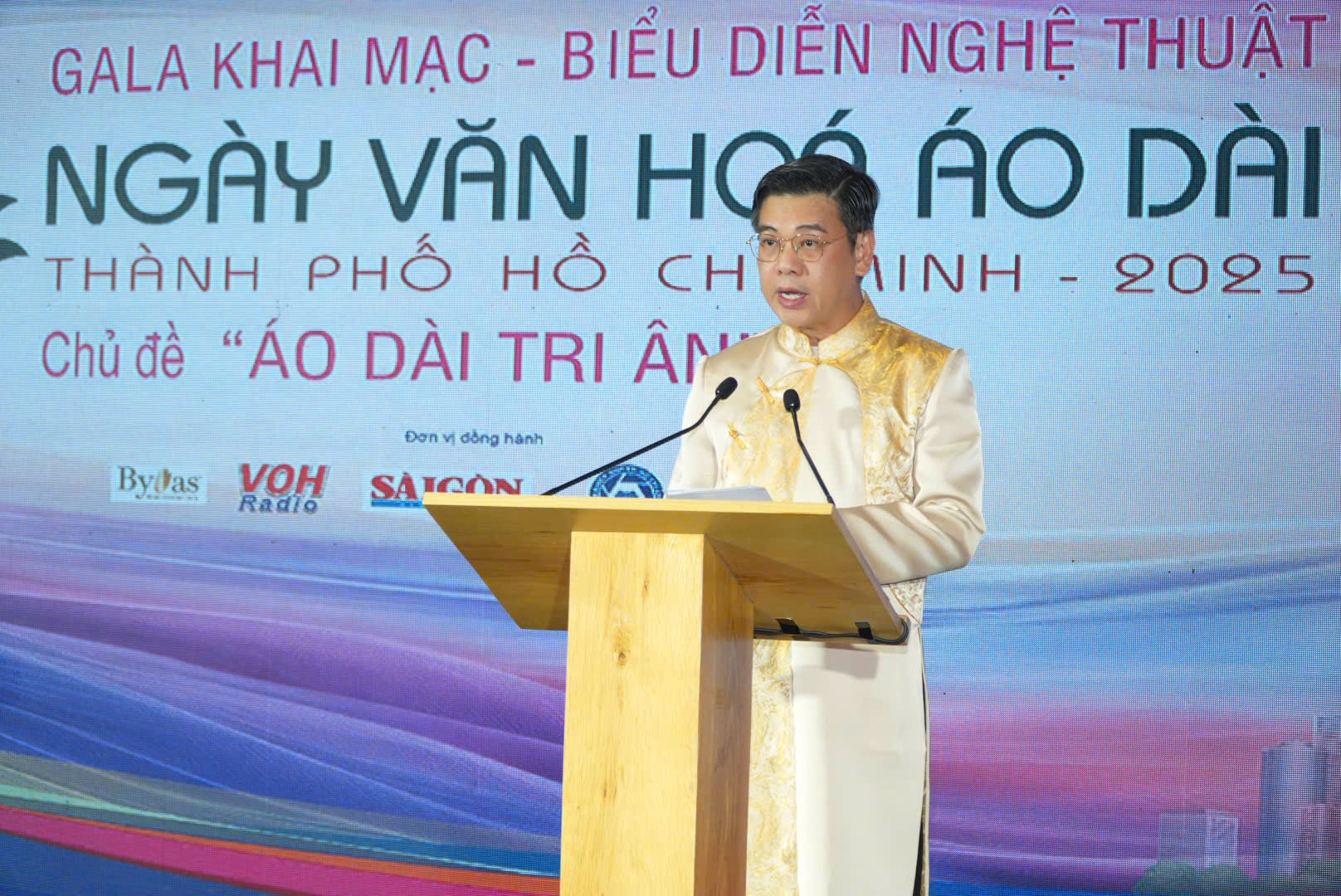 Hơn 100 thiết kế áo dài được trình diễn tại gala ‘Áo dài tri ân’ Hơn 100 thiết kế áo dài được trình diễn tại gala ‘Áo dài tri ân’